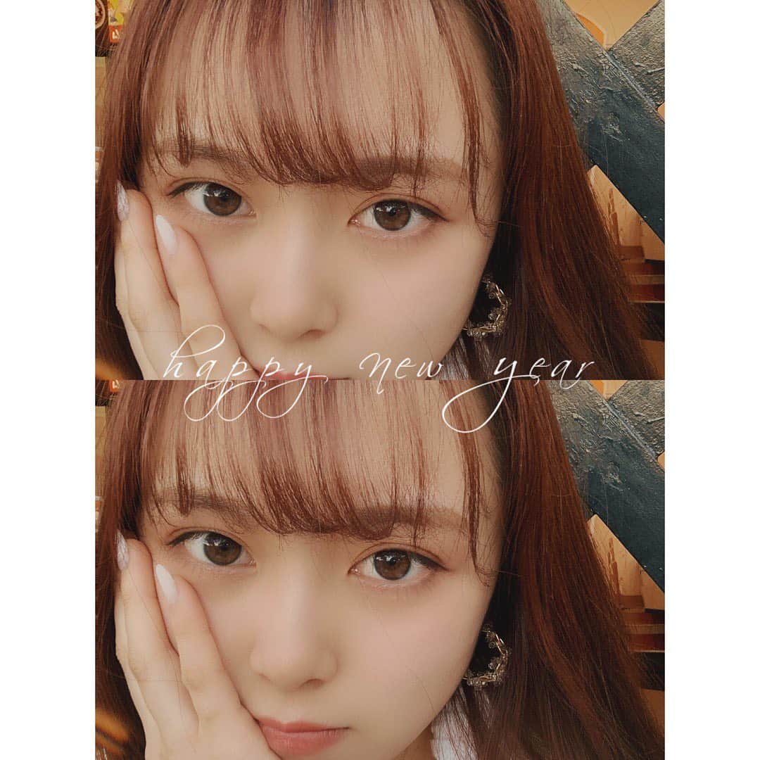 我妻美月のインスタグラム：「こういう季節感のあるフィルターがかわいいのです🎍☁️  ． ． ． #selfie #オスカープロモーション #自撮り#今日のコーデ #ootd #冬ネイル #ジェルネイル #裸眼メイク #19歳 #女子大生#女子大生コーデ」