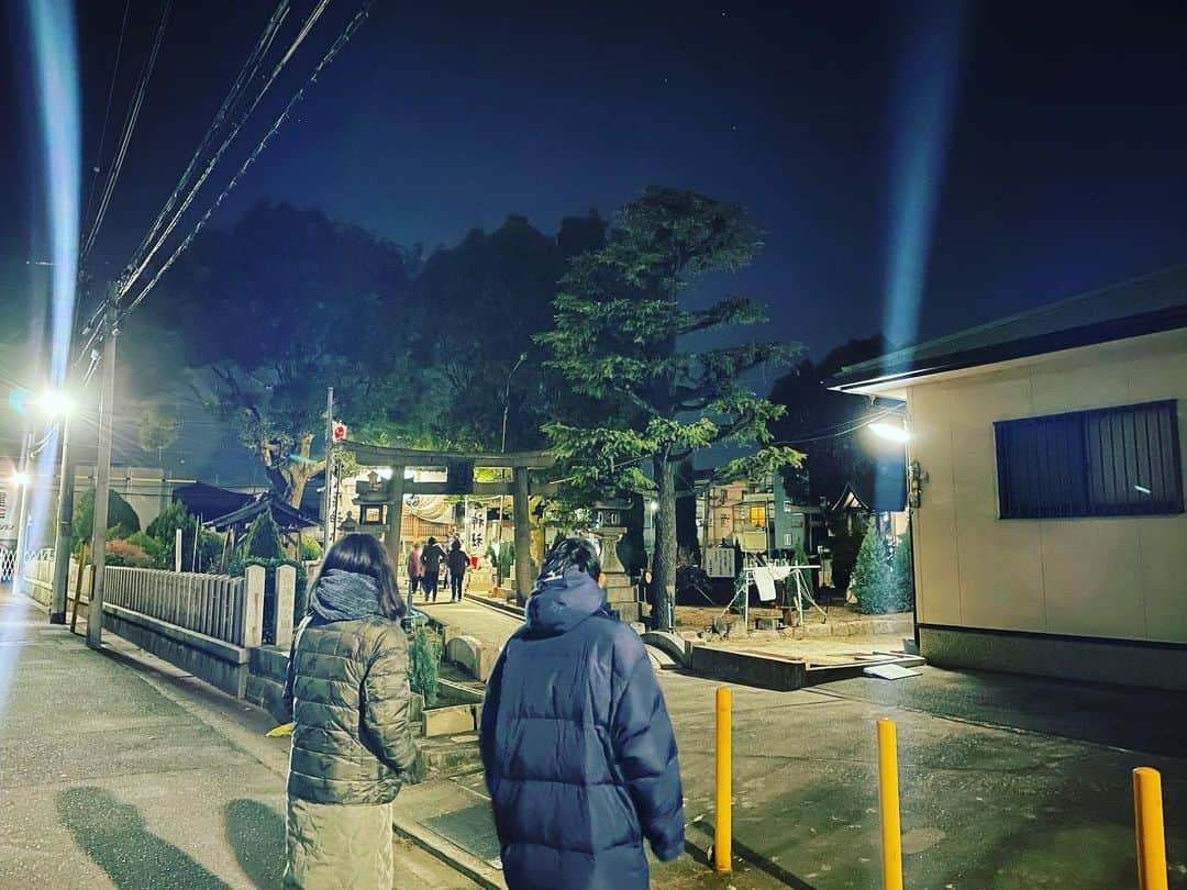 伊佐耕平のインスタグラム：「10年振りくらいに実家で年越して、父さん母さんと一緒に近くの神社に初詣に行ったな。 父さん母さんを横に、父さん母さんの健康と幸せをお願いしたよね。 いつもありがとう。 今年の目標は「親孝行」。 最近親孝行ってなんやろって考える時間が増えて。 もちろん何かを買ってあげたり、してあげたりすることは立派な親孝行で。 それよりも子が健康で幸せに生きてることが1番「親孝行」なんかなって思う。 その中で周りの人を幸せに出来てたら最高の親孝行やなって思う。  ちなみに僕が幸せを感じる瞬間は 周りの人が 喜んでいたり、笑っていたり、幸せそうにしてる時です。 ということは 親孝行＝人のために行動する となるかなと。 だから今年も常に自分ではなく 周りの人のため、応援してくれる人のために全力で行動していきたいと思います。  皆さん! 2021年もどうぞ宜しくお願いします。  #人生は常に今から #感謝」