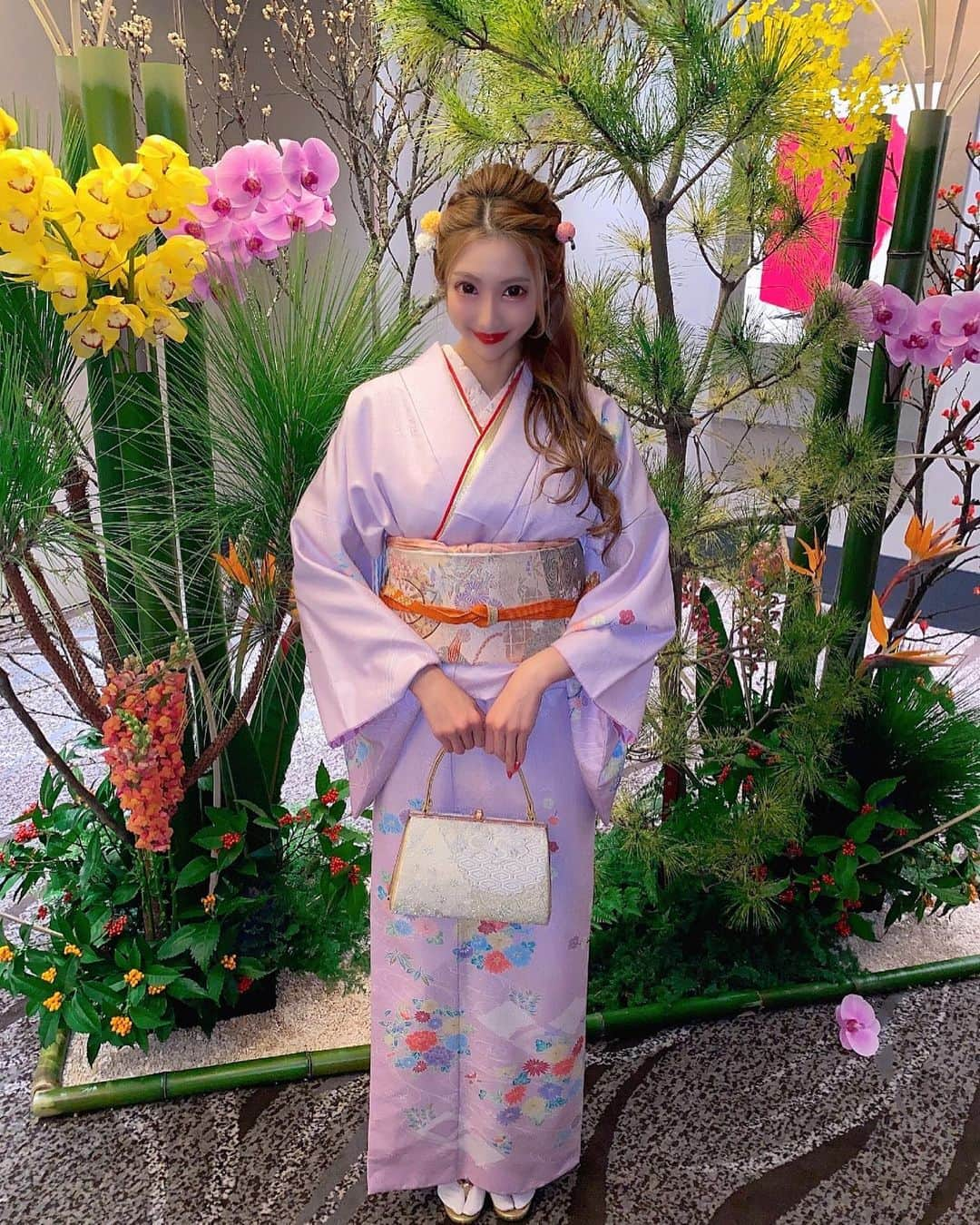 一条葵さんのインスタグラム写真 - (一条葵Instagram)「. 👘✨🌸 . お正月〜🥺⛩🌅🎍 . . . . #謹賀新年 #丑年 #花びら🌸落ちてる〜🤣 #着物 #🐮 #🐄🖤」1月2日 22時54分 - aoiichijo