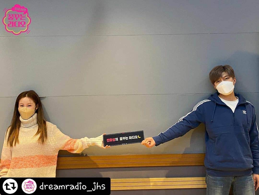 U-KISS（ユーキス）のインスタグラム：「[#수현] 💫꿈꾸는 라디오💫 ⠀ 빽 투 더 이공일일!!!!🤣 오늘만큼은 횻디&수현OPPA도 뜨물셋💕 십년 전, 소년소녀로 돌아가봤다요!!!  와중에 눈에 띠는 두 찐친의 코로나 대항법! 한층 더 강화된 거리두기!!! 이러다가 이원생중계하는 거 아닝가 몰라🤦‍♀️ㅋㅋㅋ  🥁소소가열 다음주 주제~🥁 '우리가 열광했던, 후끈후끈쏭!!'  #MBC #라디오 #MBC라디오 #FM4U  #꿈꾸는라디오 #꿈꾸라 #전효성의꿈꾸는라디오 #수현 #유키스 #수현OPPA #소소가열   (#리그램 - @dreamradio_jhs by @get_regrammer)」