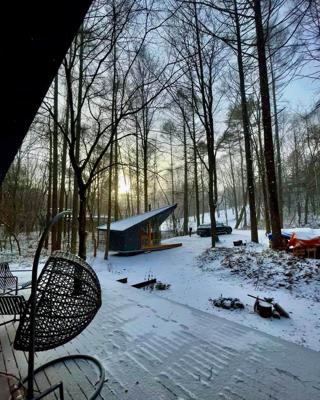 川上俊のインスタグラム：「Dual life :  in the forest (naka-karuizawa) - 新年の朝の光と、清らかなマイナス3度の空気。去年の3月から、都市と自然（東京と軽井沢）を行き来するライフスタイルに移行し、12月に自分で建築設計してみたリモートワーク用サテライトオフィスとしての小屋もようやく完成し、そして、自然の中にいるとサステナビリティとは、、、カーボンニュートラルやカーボンオフセットとは、、、などと考え出し、とりあえず、電力を自然エネルギーに移行し、そして、環境負荷、CO2削減、、、とにかく毎朝、綺麗な空気の庭でエンジンを入れた時に出る排気ガスはより有害さを明確に感じ、車に近づくと苦しくてしかたなく、問題意識も芽生え、車もEVに。この思考は、これからの主流となるでしょうし、世界的にはすでに当たり前になりつつあるけれど、少し前の自分をは違うマインドセットとライフスタイルに加速しているのは、みなが言う風の時代がきたからなのか。昔から風のように生きてきたけれども、今を不思議で、いとおかしと感じています。  そして、ふと下記の3つの言葉が2021年僕が大切にすべきキーなんだろうなと見つけることのできた、新年の風景でした。今年も引き続きよろしくお願いします。  #sustainability #flexibly #creativity   #shunkawakami  #川上シュン #duallife」