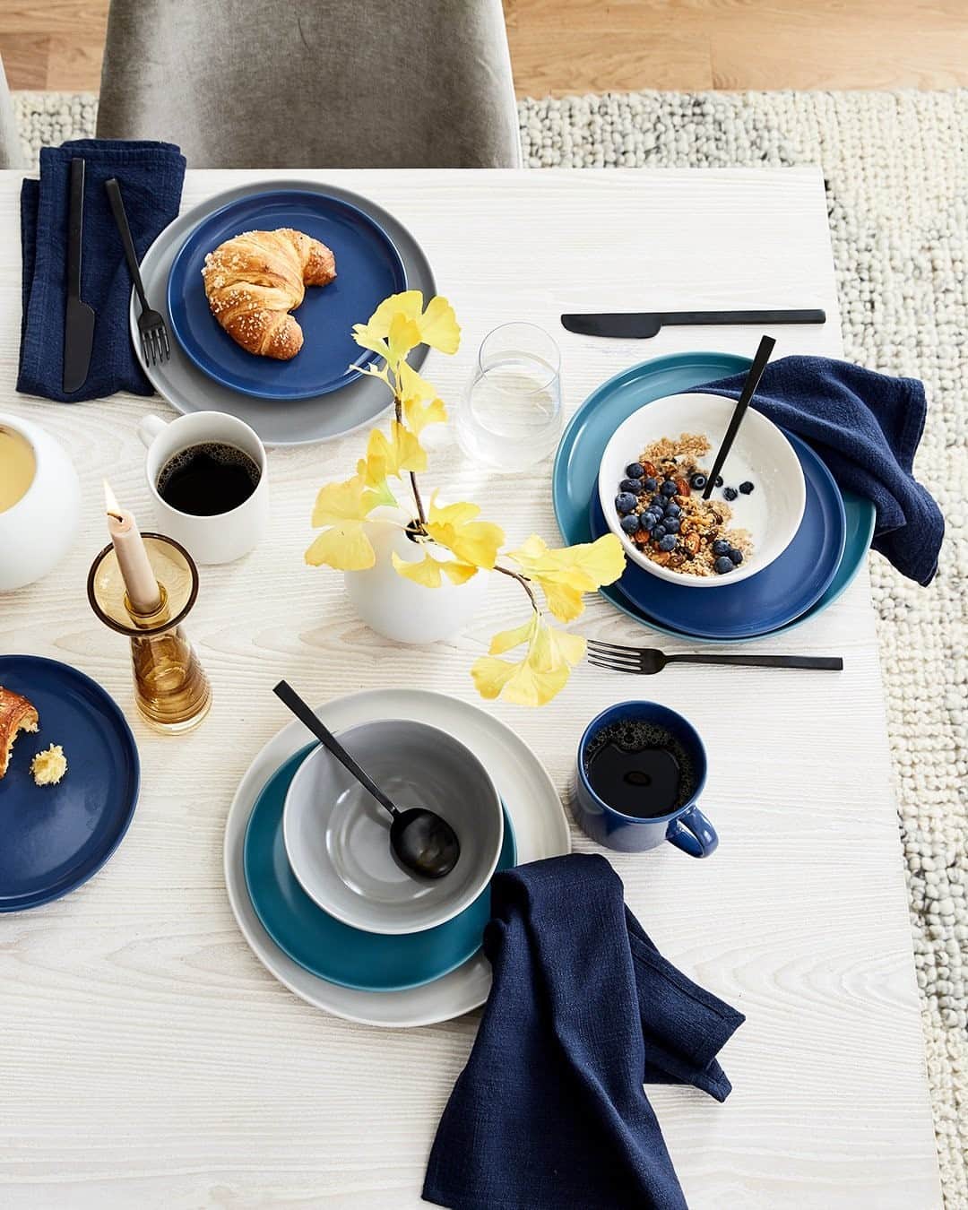 west elmさんのインスタグラム写真 - (west elmInstagram)「Good morning! ☀️ Start your day with colors that make you happy, like our Coupe Dinnerware in all kinds of blue 💙 Link in bio to shop this look.」1月2日 23時00分 - westelm