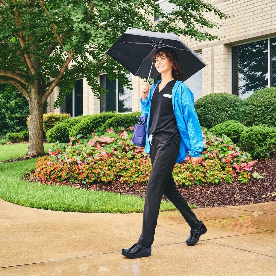 ダンスコのインスタグラム：「We are starting off 2021 with a new giveaway! 1) Tag a friend in the comments. 2) Make sure you’re following @dansko on Instagram. Dansko has been proud to support nurses and healthcare workers throughout their journey, and through our donation efforts over the past months. This year, we are celebrating nurses and healthcare workers all year long! #Giveaway Rules: Giveaway runs 01/02/21 at 9:00 AM EST - 01/03/21 at 11:59 PM EST. No purchase necessary. One winner will be randomly selected and will be notified via DM. Verification that the winner is a nurse or healthcare worker may be required in the form of a nurse’s badge or ID. Winner will win one pair of Dansko shoes from the current collection with a total estimated retail value of $150 each. Giveaway not associated with Instagram. Full terms and conditions at the link in the bio.」