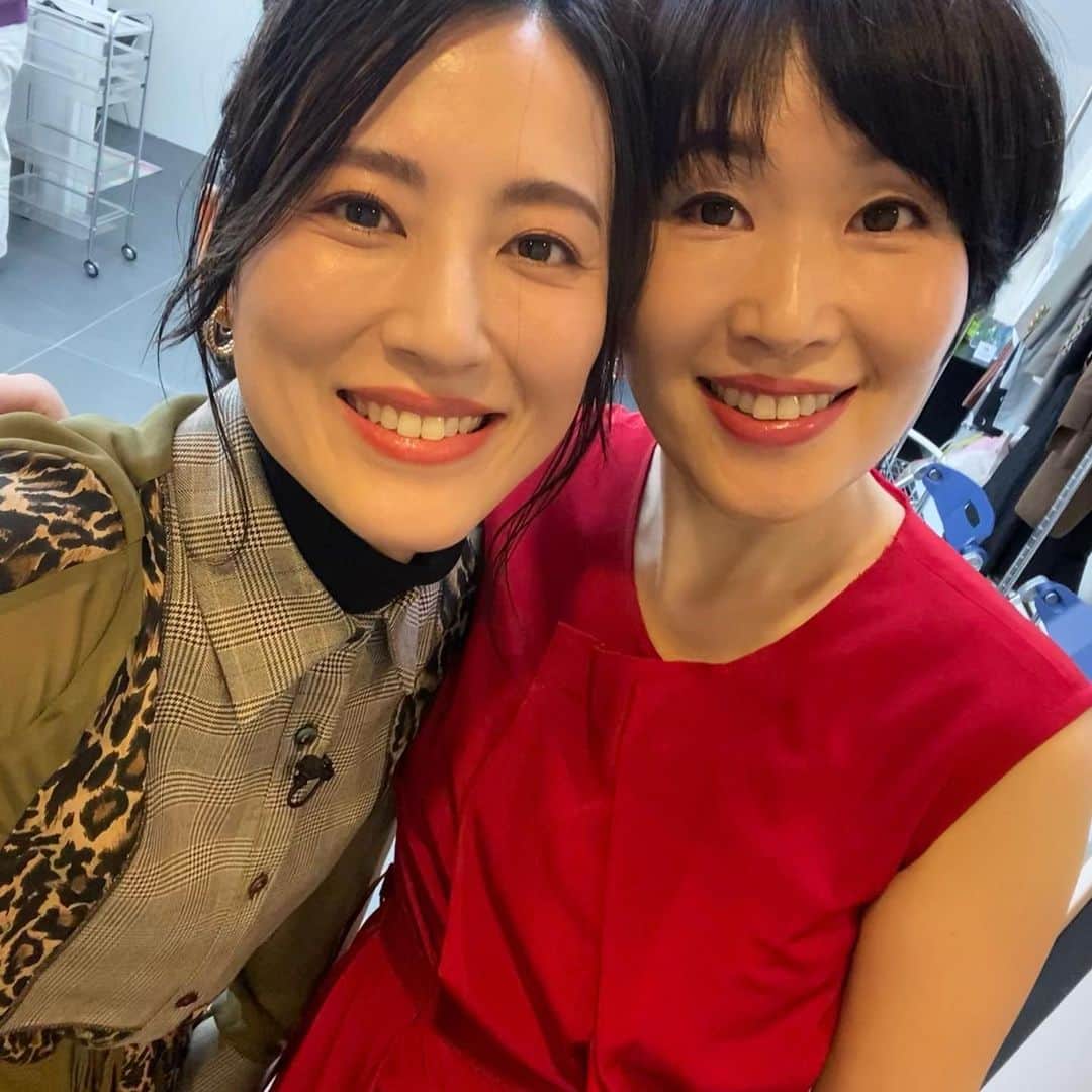 小林ひろ美のインスタグラム：「… BTB、たくさんの方々にご覧いただきましてありがとうございます！  今回は長期のマスク生活で目立ちがちな『毛穴』をテーマにお話しております😊 お時間ありましたら是非ご覧下さいませ✨ こちらの写真は収録後に大好きな彩乃ちゃんと記念写真をパチリ🤳💕  これからも興味深いテーマが盛り沢山の ビューティのバイブル 📖✨私も続きが楽しみでなりません💜 … #ビューティザバイブル  #福田彩乃 さん #毛穴ケア」
