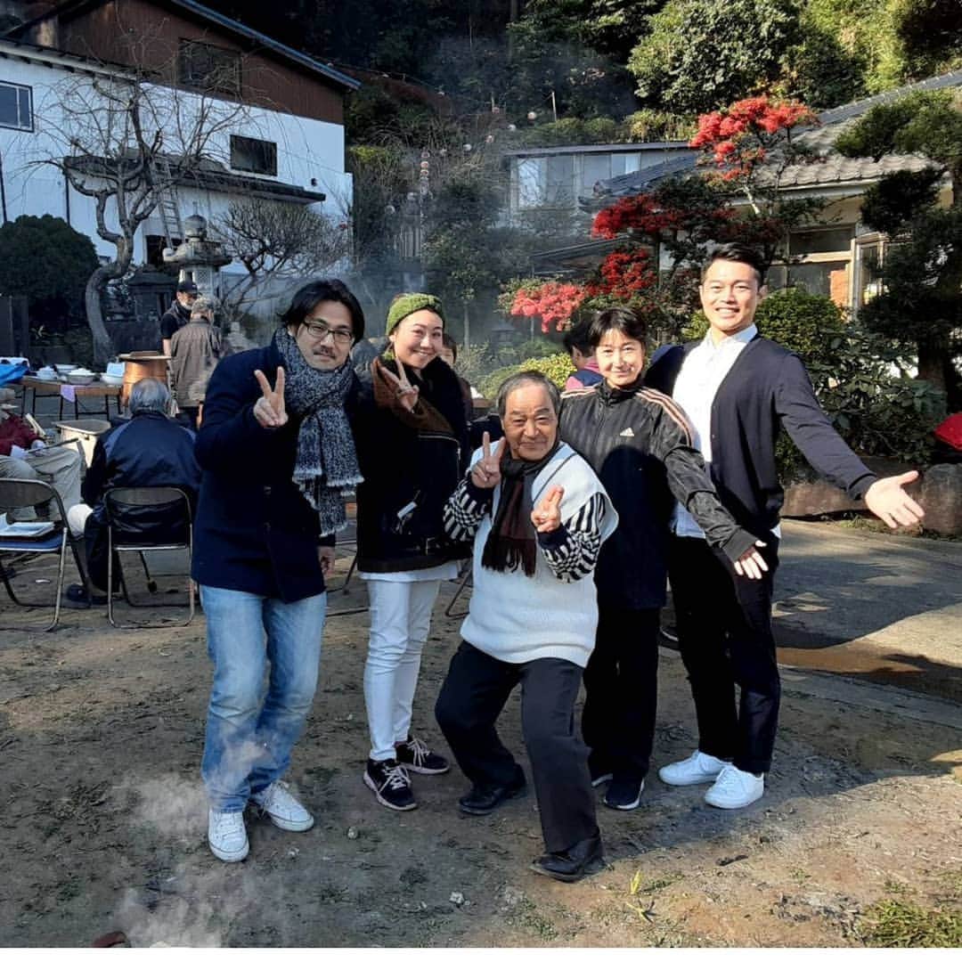 須藤美樹さんのインスタグラム写真 - (須藤美樹Instagram)「27日プチ旅行！！  芸能界大先輩の加治屋さんに連れて行って頂いたすごい人達の餅つき☆  ちゃっかりラッキーボーイのこうだいくんも一緒に☆  つきたてのもちと、豚汁がたまらなく美味しかったです🎵  火を囲んで美味しい空気を吸いながら楽しい会話をして、あ～秋田で毎年こんなことしてたなぁと昔の風景を思い出し、  早くコロナがおさまって秋田に帰れたらなと、  その後は人生の大先輩に沢山お話頂いて、脳がパンクしそうですけどとっても貴重な一日でした✨  もちつき後は、もちを届けつつ、いつもお世話になってる心理学の教室の大掃除に駆け付け、床磨きの任務を与えられピカピカに磨かせて頂きました✨  そして、なんと永田先生からお礼のチャネリングメッセージで過去世を初めて見て頂きました(^-^)/  ウルウルウルウル、ふむふむ繋りました❗  旦那もかなり響いたらしく二人で次の日から行動と意識が変わり、来年の目標もしっかり書いて気持ちよく2020年にバイバイできそうです❤  苦しい苦しい約3年の修行の節目になりました☺」1月2日 23時13分 - odorukaiunshi
