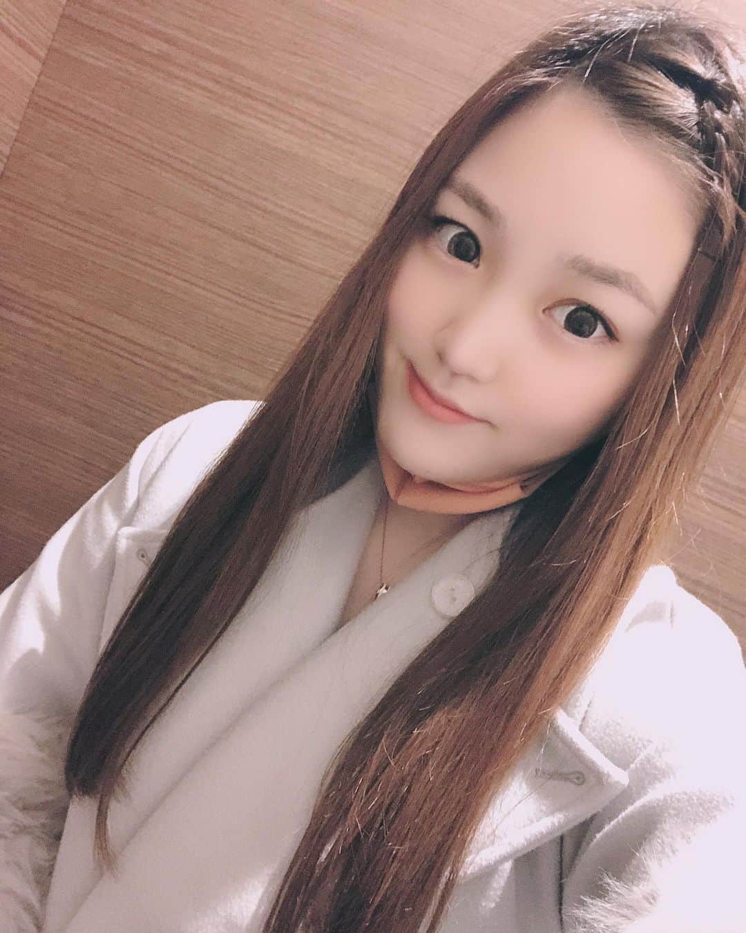 白河希美のインスタグラム：「1日遅れのあけましておめでとうございます🎍🌅﻿ ﻿ みんなはどんなお正月を過ごしてるかな？🤔﻿ ﻿ 私は今日もお仕事頑張ってます🙋‍♀️﻿ ﻿ 今年の目標はなりたい自分になる！！です😆✨﻿ ﻿ そのためにも行動していく年にしたいと思います🌟﻿ ﻿ Instagramももっとオシャレな投稿ができるように頑張りますので、﻿ ﻿ 今年も白河希美をよろしくお願いいたします🥺🤲﻿ ﻿ アゴマスクでごめんなさい😂🙏  #2021#丑年#年女#今年は#行動あるのみ﻿ #素敵な1年になりますように﻿ #お正月#年始#気持ちを新たに﻿ #foryoupage #foryou #fyp」