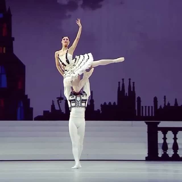 メアリーカトランズのインスタグラム：「Dancing into 2021 with Pas De deux from Don Quixote! Thank you @rigosk and @giorgoskoumendakis for trusting me with the costumes for the @greek_national_opera_ballet 🖤🤍🖤🤍🖤 _ H Εθνική Λυρική Σκηνή υποδέχτηκε το 2021 με ένα ιδιαίτερο καλλιτεχνικό πρόγραμμα σε συνεργασία με το Stavros Niarchos Foundation Cultural Center.  _ Μέσα στο πρόγραμμα και πάνω στη σκηνή της Αίθουσας Σταύρος Νιάρχος, οι Α΄ Χορευτές του Μπαλέτου της ΕΛΣ Ελεάνα Ανδρεούδη και Βαγγέλης Μπίκος χόρεψαν το Pas de deux από τον Δον Κιχώτη του Λούντβιχ Μίνκους, σε χορογραφία του Τιάγκο Μπορντίν, βασισμένη στον Μαριύς Πετιπά, μέσα στο σκηνικό του Γιώργου Σουγλίδη και με τα κοστούμια της Μαίρης Κατράντζου. Την Ορχήστρα της ΕΛΣ διεύθυνε ο Στάθης Σούλης. _ Φωτογραφίες Ανδρέας Σιμόπουλος, Νίκος Καρανικόλας, Θεόφιλος Βενάρδος. _ Μέγας δωρητής ΕΛΣ Stavros Niarchos Foundation _ #GNOballet #ThankYou @greeknationalopera #marykatrantzou #NYE2021 #StayStrong #HappyNewYear #2021 #WeWillDanceAgain #snfcc」