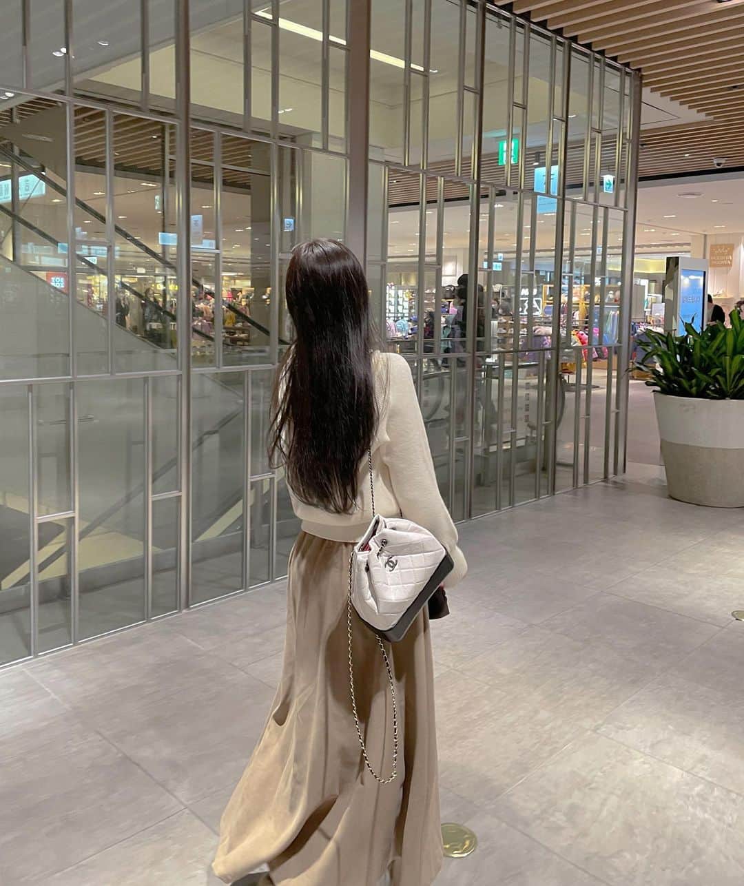 ユン・アラのインスタグラム：「🤎🤎 사고싶은게 너무 많아~~~🥺」