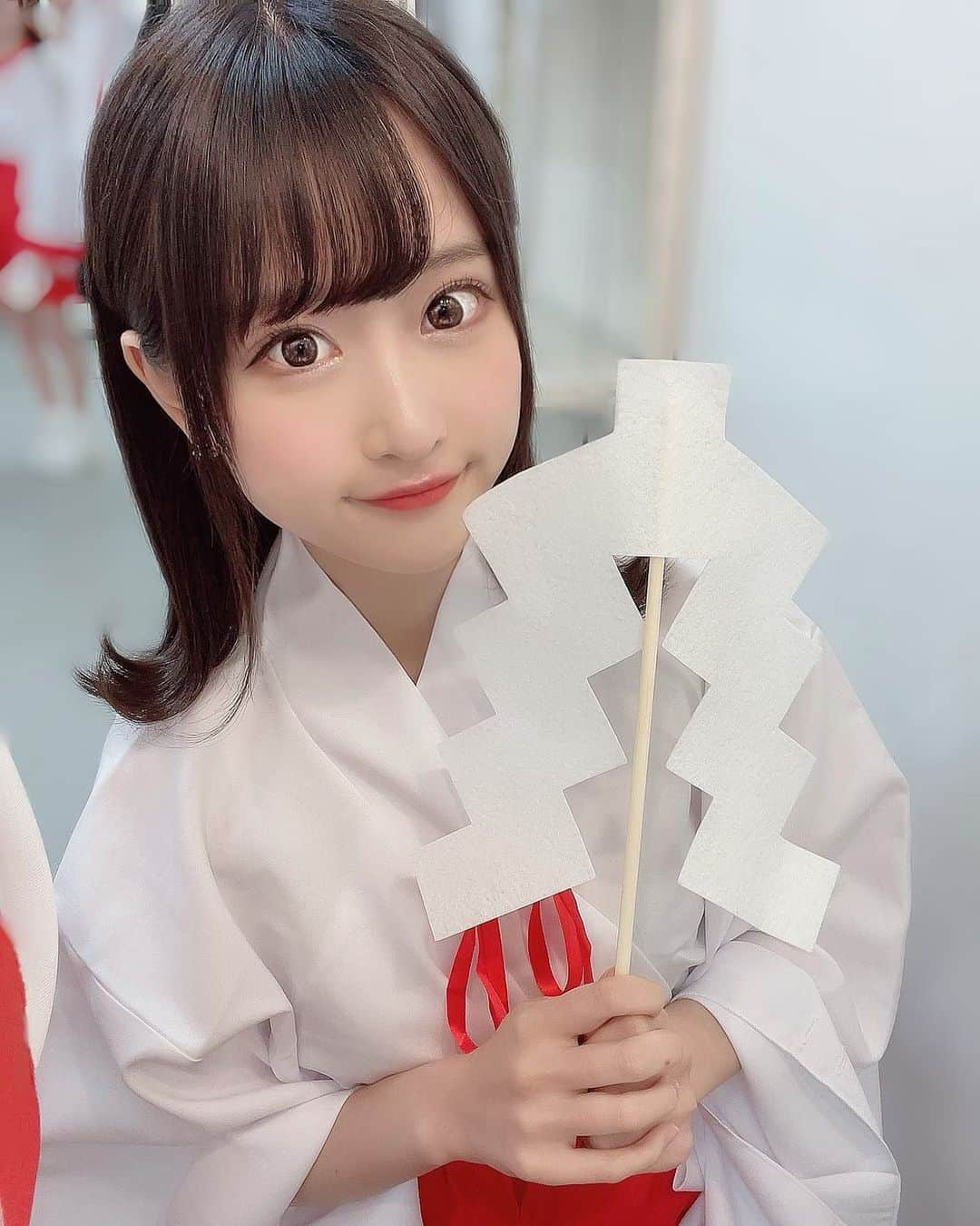 宮花もものインスタグラム：「.﻿ ﻿ ﻿ ﻿ おやす巫女ももさん﻿ ﻿ ﻿ ﻿ #宮花もも #みやももちゃん #アイドル﻿ #巫女 #巫女さん #コスプレ #黒髪﻿ #japaneseidol #japanesegirl #l4l」