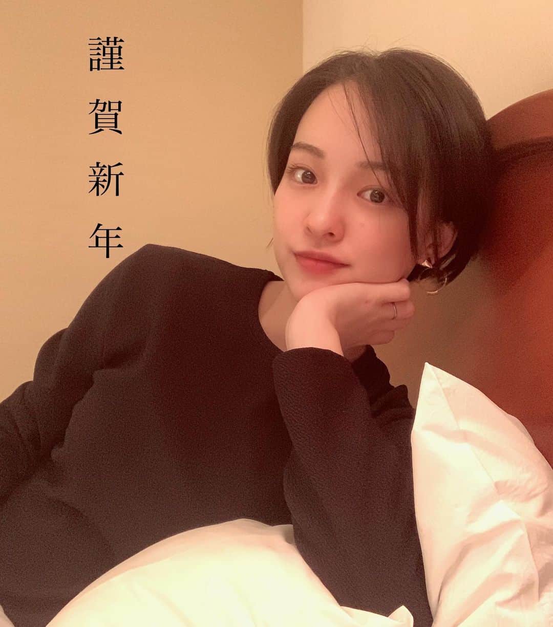 坂野志津佳のインスタグラム：「あけましておめでとうございます！！ . . お正月、みなさんはいかがお過ごしでしょうか？🐮  私はプチ自粛生活で、のんびりお家で過ごしています。 とっても平和で穏やかな年明けとなりました😊  今年はもうすぐ出産&育児が始まり、大きく生活が変わりそうです。 母となり、人間力レベルアップできるのではないかとワクワクしております、、😏✨  最高の笑顔でまたテレビやヨガレッスンでみなさんの前に立てるように、頑張りますね！！  本年も宜しくお願い致します！ . . #謹賀新年  #2021」