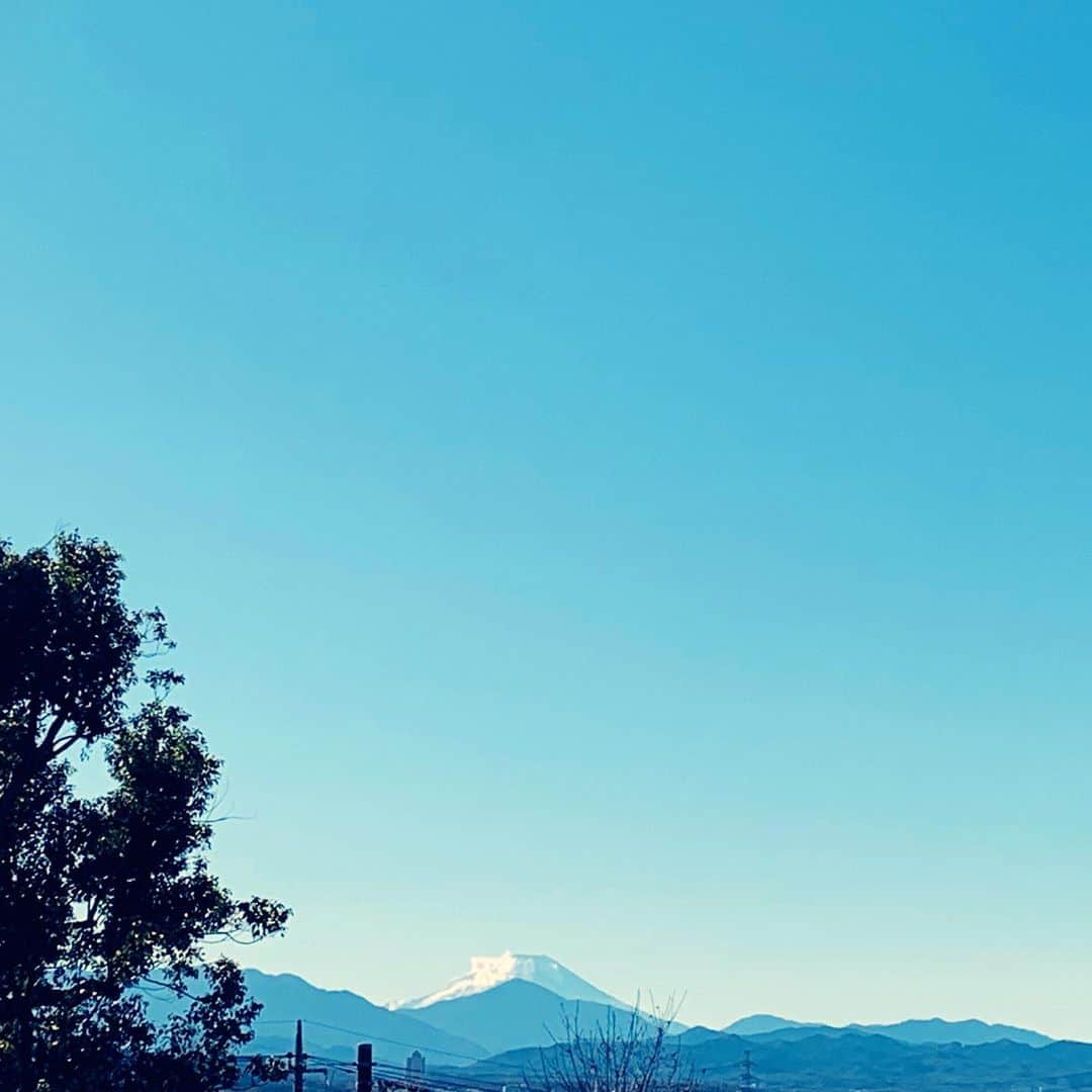 横山愛子のインスタグラム：「新年明けましておめでとうございます🎍🌅2021年は皆さんにとって、少しでも明るい日が続きますように❣️ 元日は、母の手作りおせちやお雑煮をみんなで食べて😊ゆっくりのんびり過ごすことが出来ました^ ^ 1月2日からは通常通り…。。でも子供たち寝てから、夫婦で映画見ながら晩酌✌️ こうやって出来るのも、今だけだな💦 #2歳10ヶ月#1歳1ヶ月#2歳差育児#こどものいる暮らし」