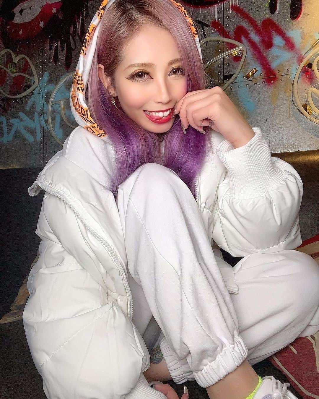 CHAKIのインスタグラム：「❤︎*。 . ✨🎍Happy!!newyear🎍✨ . 遅くなりましたが改めまして あけましておめでとうございます🙇‍♀️ . . 年越しは顔馴染みの方も 普段あまりお会いできない方も 勢揃いと言う感じで 久しぶりのあんな行列からの 満卓のパリオンを見て幸せでした❤️ . 残念ながら頂いたお年玉ベリーや 巫女さんちあきの写真を 撮り忘れてしまいました、、😢 . . 何だか恥ずかしいので 今年の抱負とかはココには書かず 心にしっかりおさめておきます。笑 . . ただ変わらないのは、 私らしく！それは今年も！笑 . .  #パリオン #パーティーオン東京 #バーレスク東京 #バーレスクヤバイ #クラブ #boxdisco #roppongi #showdancer #gogodancer #ダンサー #モデル #かわいい #パリピ #ギャル #ハイトーン #パープルカラー #follow #me #swag #インスタ映え #live配信 #エンタメ活動を止めない #2021 #カウントダウン #2021カウントダウン #元旦 #お正月 #パリオンは世界一の遊び場 #いらんことが1番楽しい」