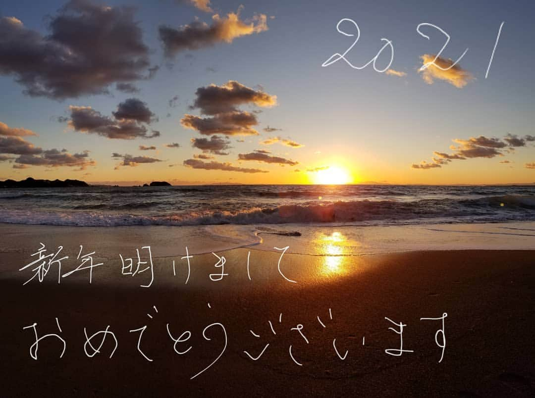 斉藤秀翼のインスタグラム：「新年明けましておめでとうございます 本年もどうか宜しくお願い申し上げます  健康に気をつけて、少しずつでも明るい未来へ進んで行けるように、力を合わせて行きましょう  #新年 #あけましておめでとうございます #2021  #謹賀新年 #夕陽 #景色 #海 #挨拶」