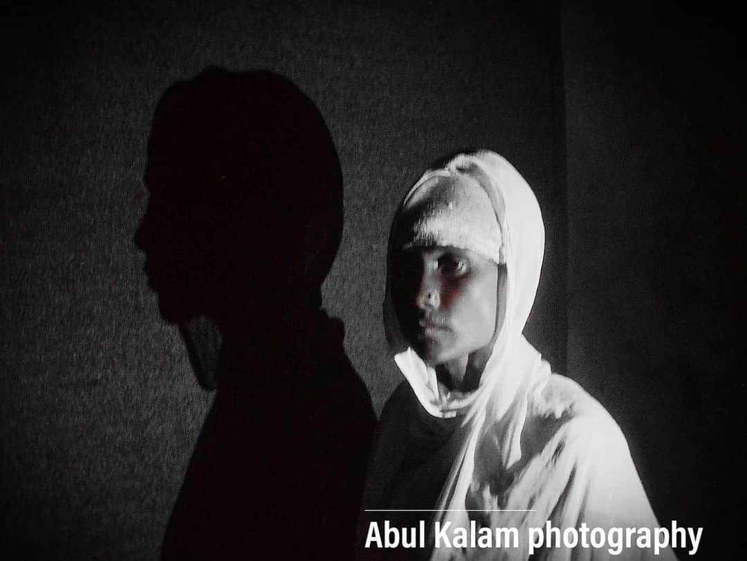 トーマス・サドスキーのインスタグラム：「DEMAND FREEDOM FOR ABUL KALAM. #JournalismIsNotACrime #PhotographyIsNotACrime.  You are looking at the breathtaking work of Abul Kalam. ( @kalamabul408 ).  Abul Kalam is 35 years old and lives in Kutupalong Registered Camp. He has been a refugee for 28 years. He originally came from Borgozbil, Maungdaw, Myanmar. He is a prolific photographer and has documented refugee life throughout recent years. His images have appeared in many publications, and he recently won two prizes in the Rohingya Photography Competition. He is married and has four children. Two of his children are very young.  On the morning of 28th December 2020, Abul Kalam set out to take photographs of buses departing the Kutupalong camps for Bhasan Char. He was apprehended and then taken to the Camp-in-Charge in Camp 2W Block D5 of Kutupalong and subsequently to the Camp-in-Charge of Kutupalong Registered Camp. He was reportedly beaten when he was apprehended.  Abul Kalam was detained at the Kutupalong police barracks until late afternoon of Wednesday 30th December. According to Bangladeshi law, a person in custody should be brought before the courts within 24 hours. This was not the case for Abul Kalam and, at the time of writing, he has been detained for more than 60 hours. This is a clear violation of the Constitution of the People’s Republic of Bangladesh and the directives of the High Court Division of the Supreme Court in BLAST v Bangladesh (55 DLR 363). Photography is not a crime. Abul Kalam was taking photographs of buses on their way to Bhasan Char. He was doing so in a public place, albeit in a refugee camp. The relocation to Bhasan Char is a widely publicized programme of the Bangladesh government. It is by no means a secret and has been extensively covered in the media. #Bangladesh #FreeAbulKalam」