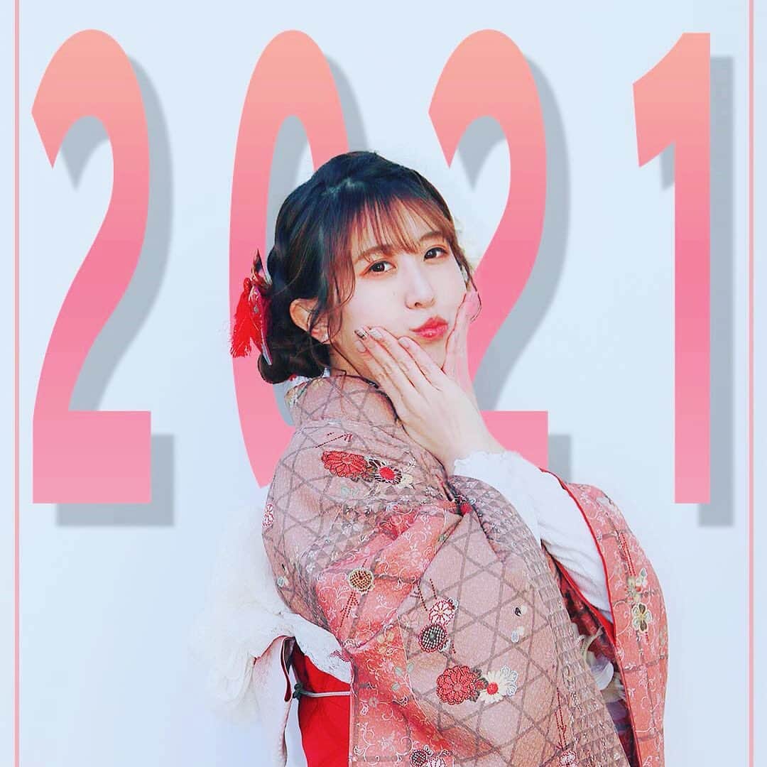 井上麗夢のインスタグラム：「2021﻿ ﻿ 今年はもっと「自分」の時間を増やす。﻿ 年明けの時にあれ、今年はいけるぞ﻿ みたいな年が多いんですけど﻿ ﻿ ﻿ 今年は、違う風が吹きそうな予感です﻿ ﻿ 30歳になる年でもあるからね。﻿ 色々な節目になりそうです😤✨﻿ ﻿ ﻿ ﻿ もっともっと本を読む﻿ もっともっと映画を見る﻿ そんな年にしようと思ってます🤔﻿ ﻿ ﻿ ﻿ ﻿ ﻿ #着物﻿ #着物撮影会﻿ #浅草﻿ #浅草寺﻿ #着物ヘア﻿ #着物ヘアアレンジ﻿ #和服」