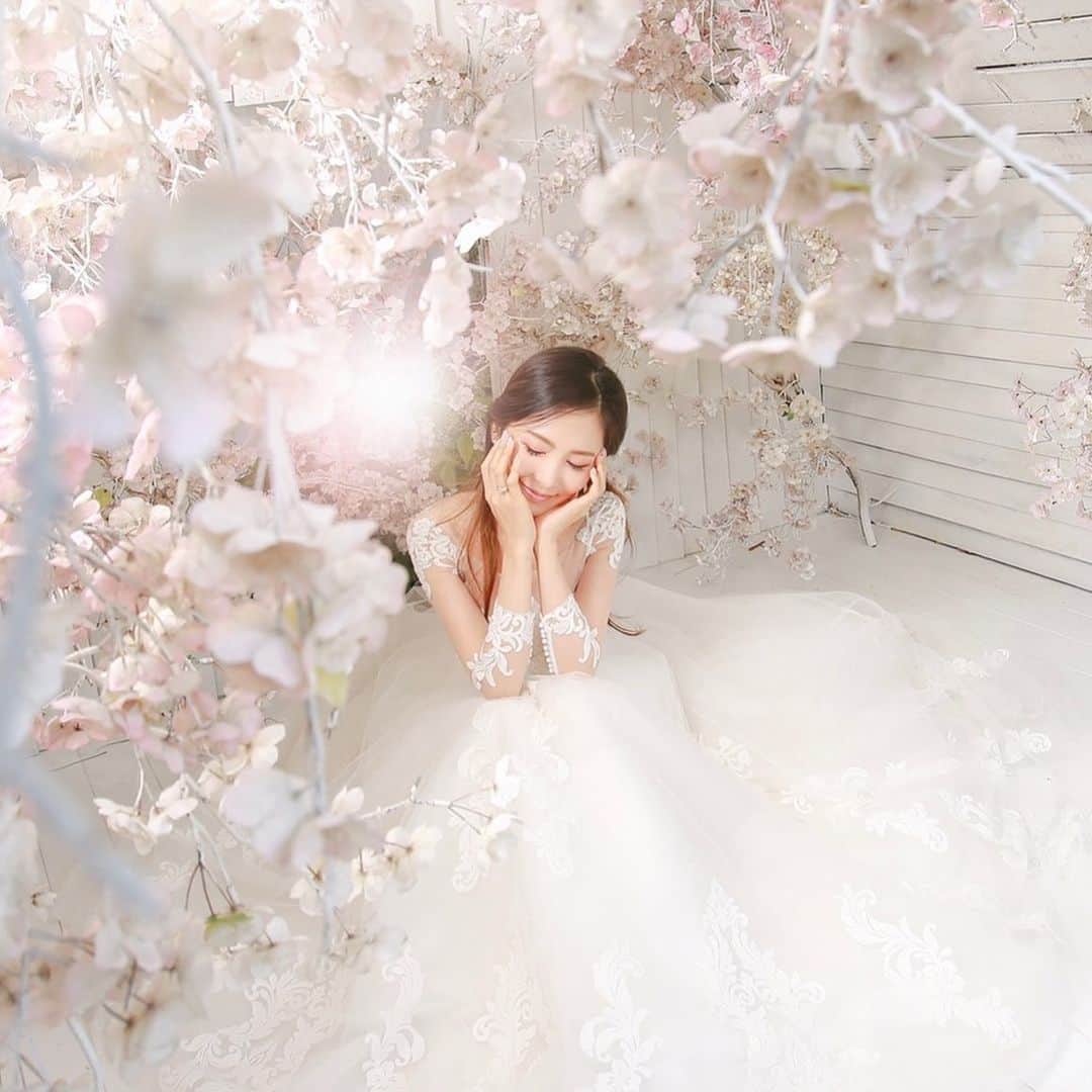 mycoのインスタグラム：「沢山のお祝いメッセージをコメント頂き﻿ 胸熱元旦を過ごしておりました🤍﻿ みなさんありがとうございます！！！﻿ 何度も読んできますね💕﻿ ﻿ ﻿ 少しウェディング投稿させてもらっても﻿ みなさん…よろしいか？﻿ ﻿ そしてYouTubeで昨日公開した﻿ 「Lovechronicle」1万再生されていて﻿ みなさん！！ありがとうございます！！﻿ ﻿ 姉さん嬉しいっす。﻿ 最初は結婚に絡めず普通に作っていまして﻿ でもこれは何を伝えたいんだろう？と﻿ 考え出して…タクトとめろこさんに捧げる﻿ のにもっとメッセージを入れたいと思い﻿ ﻿ 2人はいつもわたしを心配しているお姉さん﻿ お兄さん的な感じだったので﻿ 「わたしはいま幸せだよ！もう心配しない﻿ でいいからね！」という想いを込めて﻿ 前撮り写真を入れる構成に変更しました。﻿ ﻿ カメラマンのしんやさんには追加で﻿ パズルシーンなど撮影してもらったので﻿ わがままを聞いてくださり感謝です！﻿ ﻿ ﻿ 他にも色々とみなさんに伝えたいこと﻿ 多すぎて「満月を振り返る」動画完成﻿ させたいのだけど…実はもう撮影に挑戦﻿ してみてるの…だけどねすぐに涙出てきて﻿ しまうという状況になり中断しちゃうの。﻿ ﻿ このアニメはなんだか…不思議なパワーを﻿ 持っているよね。韓国での大ブレイクといい﻿ これからも奇跡を起こしてくれると感じる。﻿ ﻿ 世界の人にもっともっとフルムーンを﻿ 知ってもらいたい。強く思うよ。﻿ ﻿ ﻿ みんなのチカラ少し貸してね！！！  p.s ハガキ届いたかな？ 私書箱できたら手紙くれる？  #満月をさがして　#달빛천사 #myco #weddingdress #weddingphotography  #weddingphoto #weddingflowers #ウエディングドレス #ウエディングフォト #前撮り #前撮り写真 #結婚写真」