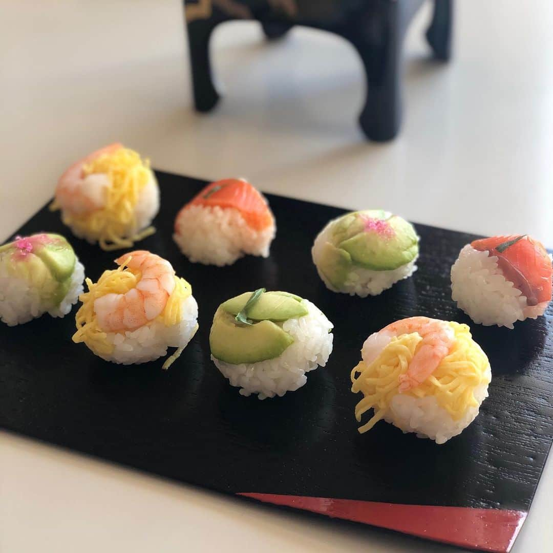 じゅみさんのインスタグラム写真 - (じゅみInstagram)「🍣🥢💛﻿ ﻿ 今年のお正月ごはんは﻿ 手毬ずしを作りました🍣✨﻿ ﻿ 元旦から早起きして﻿ コロコロたくさん作って楽しかった🥰﻿ ﻿ 美味しくできたので実家にも差し入れ🎁﻿ 喜んでもらえました〜✨﻿ ﻿ あと可愛くできたのは﻿ 紅白うずらたまご🥚🐇﻿ ﻿ 半量だけ紅生姜の汁に1時間ほど漬けて﻿ ほんのりピンク色になりました🌸﻿ ﻿ ﻿ 他は買ってきたものを盛り付けただけで﻿ 簡単なものばかりやけど﻿ ご近所のスーパーの食材のみで﻿ お正月ぽくできたので大満足(*´꒳`*)💛﻿ ﻿ ﻿ 今年も美味しいもの﻿ 沢山作ったり食べたりできますように🍽﻿ ﻿ ﻿ #謹賀新年　#お正月﻿ #2021年 #おせち料理﻿ #手毬ずし #手作り #おうちごはん﻿ #singer #model ﻿ #happynewyear」1月2日 14時55分 - jumy_as