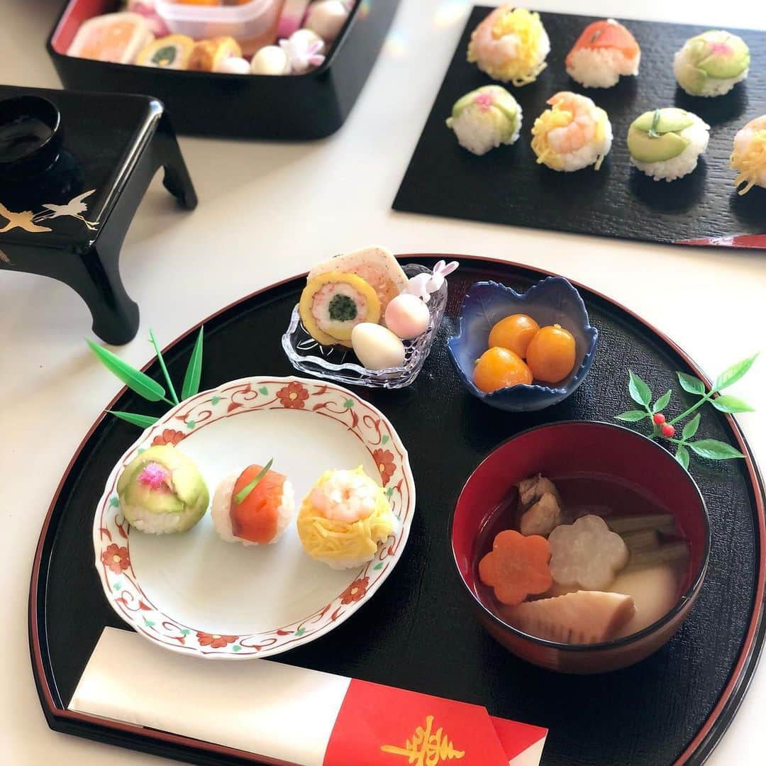 じゅみさんのインスタグラム写真 - (じゅみInstagram)「🍣🥢💛﻿ ﻿ 今年のお正月ごはんは﻿ 手毬ずしを作りました🍣✨﻿ ﻿ 元旦から早起きして﻿ コロコロたくさん作って楽しかった🥰﻿ ﻿ 美味しくできたので実家にも差し入れ🎁﻿ 喜んでもらえました〜✨﻿ ﻿ あと可愛くできたのは﻿ 紅白うずらたまご🥚🐇﻿ ﻿ 半量だけ紅生姜の汁に1時間ほど漬けて﻿ ほんのりピンク色になりました🌸﻿ ﻿ ﻿ 他は買ってきたものを盛り付けただけで﻿ 簡単なものばかりやけど﻿ ご近所のスーパーの食材のみで﻿ お正月ぽくできたので大満足(*´꒳`*)💛﻿ ﻿ ﻿ 今年も美味しいもの﻿ 沢山作ったり食べたりできますように🍽﻿ ﻿ ﻿ #謹賀新年　#お正月﻿ #2021年 #おせち料理﻿ #手毬ずし #手作り #おうちごはん﻿ #singer #model ﻿ #happynewyear」1月2日 14時55分 - jumy_as