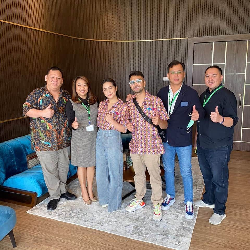 Raffi Ahmadさんのインスタグラム写真 - (Raffi AhmadInstagram)「Bismillah ❤️ 2021 💪⭐️ Semangat Kolaborasi dan semangat mengejar Rezeki 😇😍」1月2日 15時00分 - raffinagita1717