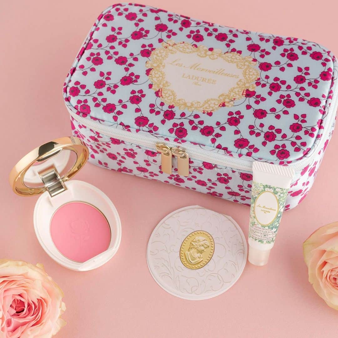 Les Merveilleuses LADURÉEのインスタグラム：「2021 SPRING COLLECTION 発売中⠀ ⠀ ミラー付きポーチが付いた数量限定のパウダー ブラッシュ キットが登場！⠀ ⠀ ＜数量限定発売＞⠀ ◆パウダー ブラッシュ キット5,830円(税込)⠀ ＜セット内容＞⠀ ・パウダー ブラッシュ(現品)／デュオ フェイスカラー(現品)⠀ ・ローズ エッセンス デイクリーム ミニチュアサンプルSPF50 PA+++ (3g)⠀ ・パウダー ファンデーション10 ミニチュアサンプルSPF30 PA++ (0.12g)⠀ ・ミラー付きポーチ（サイズ: 約W160 x D100 x H60 mm）⠀ ⠀ パウダー ブラッシュ(22色) ／ デュオ フェイスカラー(3色)から⠀ お好みのカラーをおひとつお選びいただけます。⠀ ⠀ 保湿＋メイクアップベース＋日焼け止めの3役を兼ね備えた、⠀ ローズ エッセンス デイクリームのミニチュアサンプル。⠀ するすると心地よい感触で伸び広がりふんわりナチュラルな仕上がりの⠀ パウダー ファンデーションのミニチュアサンプル。⠀ このキットでベースメイク+チークまで仕上がります。⠀ ⠀ ※お一人様、2点限り。数に限りがございます。⠀ ※オンラインショップでもお取り扱いがございます。（一部サイトを除く）⠀ 公式オンラインショップでは、パウダーブラッシュ22色 / デュオフェイスカラー3種よりお選びいただけます。その他の公認オンラインショップでは、 パウダー ブラッシュ 08、15、18の3色よりお選びいただけます。店頭、公式オンラインショップとは異なりますのでご了承ください。詳細は、各オンラインショップをご確認ください。 ⠀ #lesmerveilleusesladurée #laduree #lmladuree #ladureemakeup #レメルヴェイユーズラデュレ #メルヴェイユーズ #ラデュレ #ラデュレコスメ #パウダーブラッシュ #パウダーチーク #チーク #新商品 #新発売 #血色感 #cheek #頬化粧 #メイク #チークカラー #春メイク #新作コスメ #デパコス #blush #デュオフェイスカラー #フェイスカラー #パウダーブラッシュキット⠀ #限定キット  #引き寄せチーク」