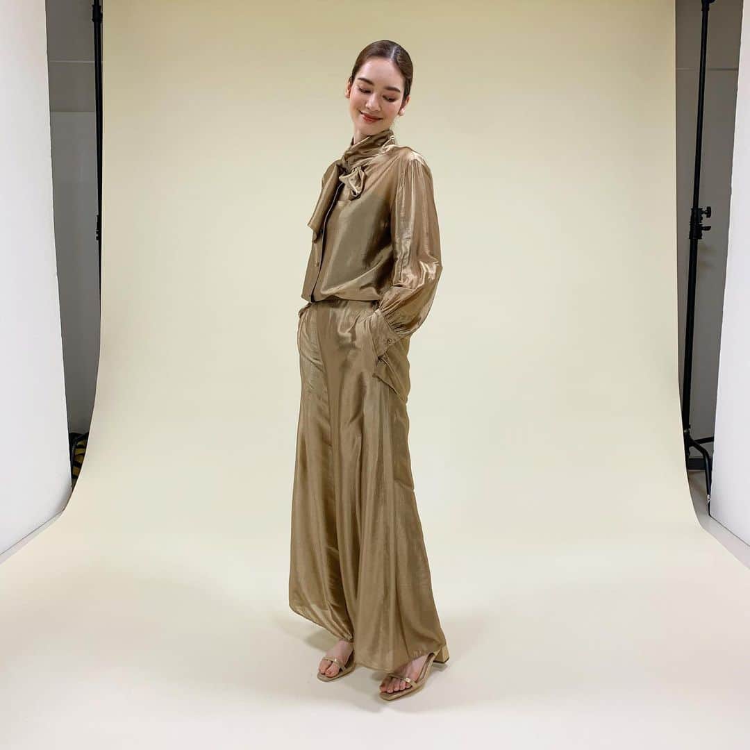 エリサのインスタグラム：「Happy New Year💛🧡 あけましておめでとうございます。  2021年はもっと視野を広げて、色々なことにチャレンジしていきたいな。 みんながハッピーな年になりますように。  今年も何卒、よろしくお願いします✨」