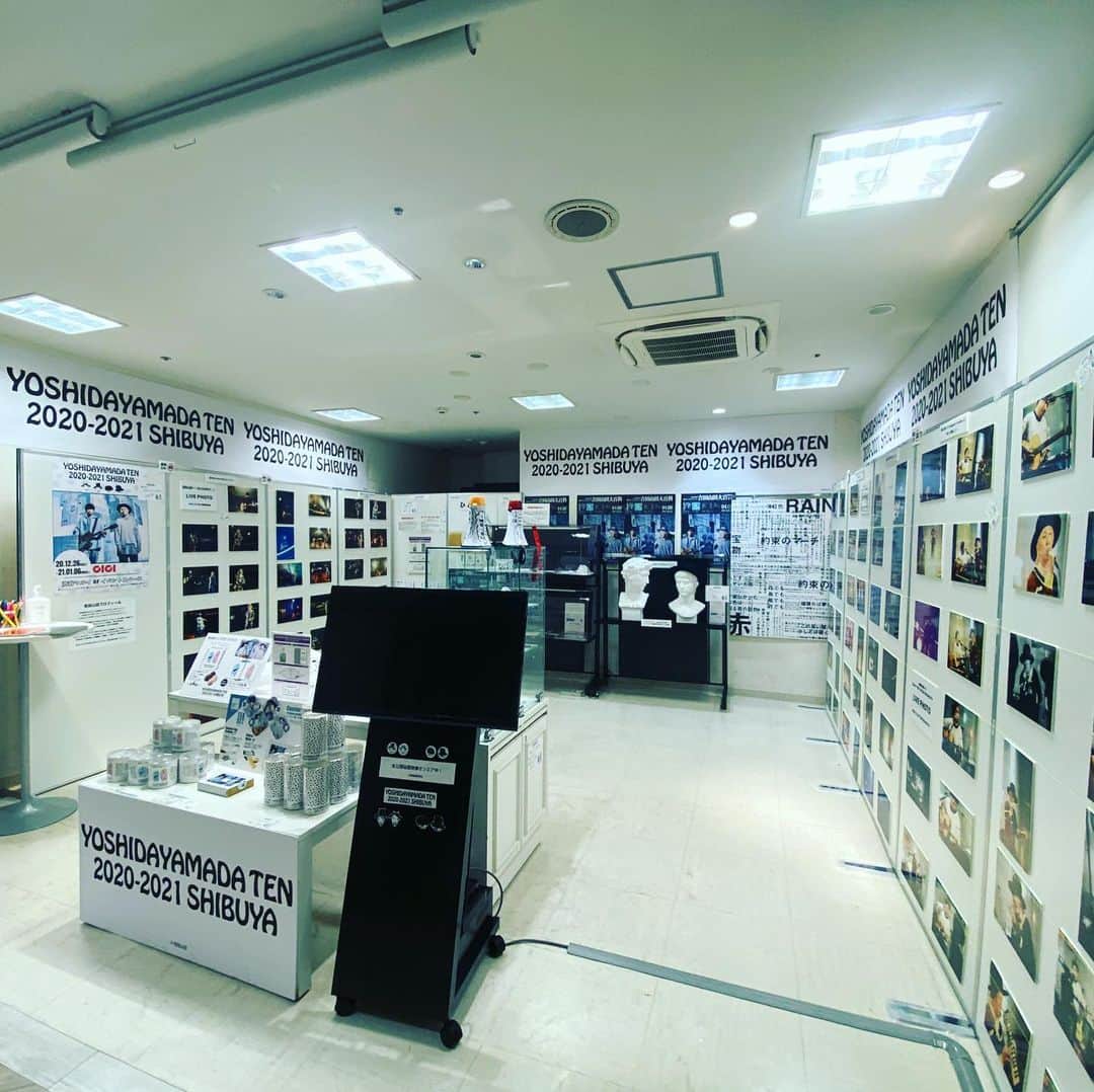 山田義孝のインスタグラム：「🧳💼👜 今日から6日まで渋谷マルイにて✨ 年末から総入れ替えした写真展が始まりました🐮🐮 『ニューイヤーセット』もよろしく🌞 君に幸あれ♪ #吉田山田展」