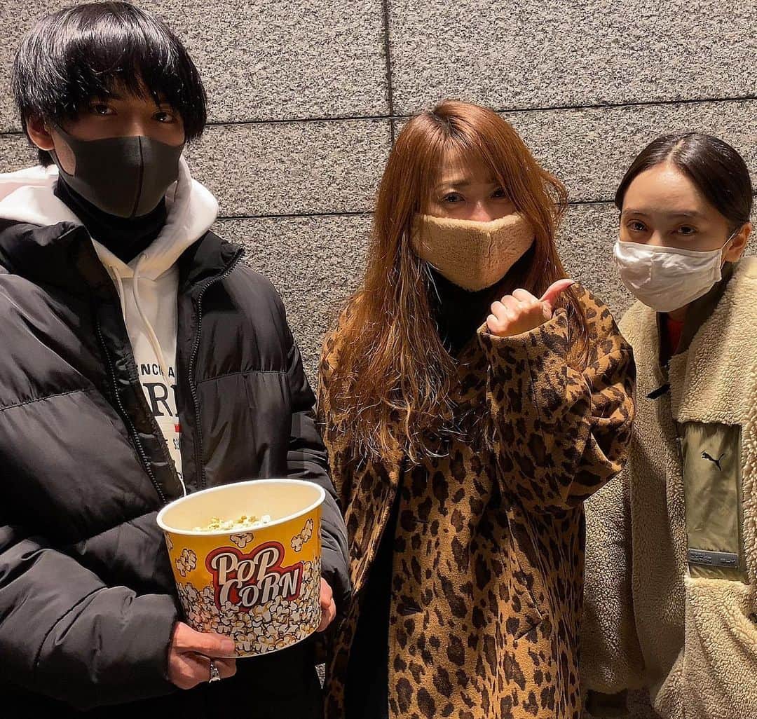 岡田祐佳のインスタグラム：「明けましておめでとうございます⛩ 皆さんいかがお過ごしですか？  あたし達はレイトショーを 見に行ってきました。  人はガラガラ 閉店…前の最後の上映🎬⸜(*˙꒳˙*)⸝🍿  見た映画は 「鬼滅の刃 無限列車」  感想は…今更だけど 最高でし👍  え？  ちょ、ちょっと待って 岡田家なんか、1人多くない？？  写真よく見て…😅  #謹賀新年 #明けましておめでとうございます #今年もよろしくお願いします #岡田家 #鬼滅の刃 #無限列車  #泣いた後 #レイトショー #写真おかしい #balenciaga #rodeocrowns #emoda  #ungrid  #puma #uniqlou #お年玉 #成人式」