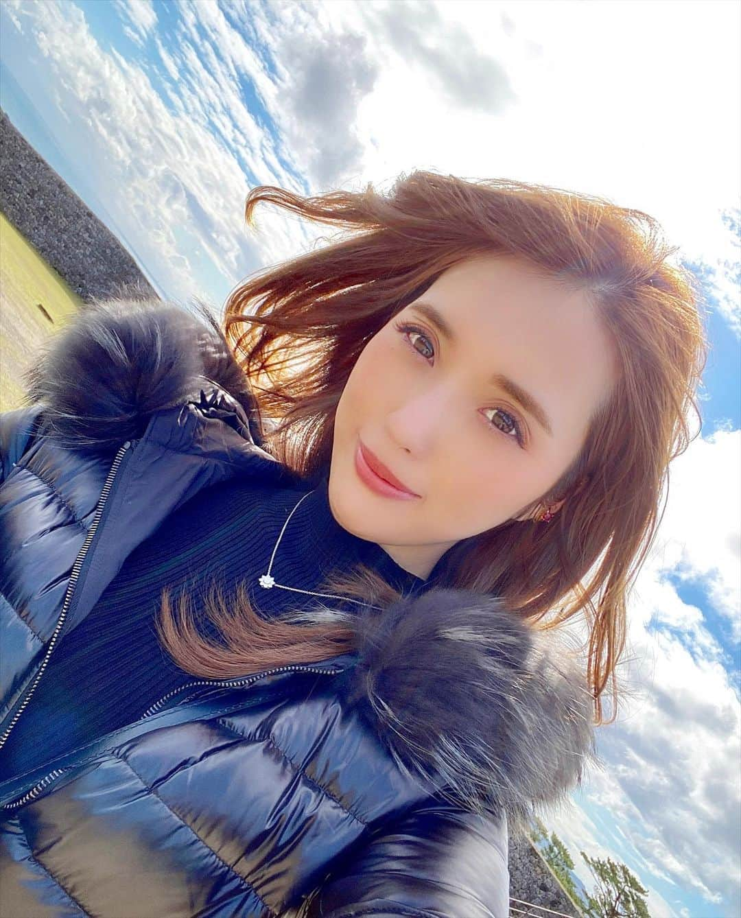 岡英里さんのインスタグラム写真 - (岡英里Instagram)「2021年明けましておめでとうございます🎍🎌  昨年はコロナの影響もあり生活環境が変わり、私自身喜怒哀楽にかなり波のある1年だったなあと思います。その中でたくさんの方に支えられました。節節で人の温かさ、優しさに触れ、改めて周りの方々に感謝した1年でした。関わって下さったみなさんありがとうございました🥲💓  2021年はイベントが盛りだくさんで、自分の力でやり遂げないといけない事がたくさんあります。心を新たにし、目の前にある課題をひとつひとつ着実にクリアし目標を達成していく1年にしていきたいと思います👌✨  またコロナが増えてきており今後どうなって行くのか正直不安なところもありますが、自分なりに最大限の対策をし、限りある時間を有意義に過ごしていきたいと思います。  皆さんにとっても素敵な1年になりますように☺️💓  2021年も公私共にどうぞ宜しくお願い申し上げます🙇‍♀️💕  #2021 #2021年 #新年 #あけましておめでとうございます #明けましておめでとうございます #あけおめ  #今年もよろしくお願いします #ことよろ #正月 #お正月 #🎍 #富士山 #富士山🗻 #🗻 #写真 #photo #japan #japanesegirl #happynewyear #happynewyear2021 #happy #fujimountain #fuji #good」1月2日 15時09分 - okaeri0424