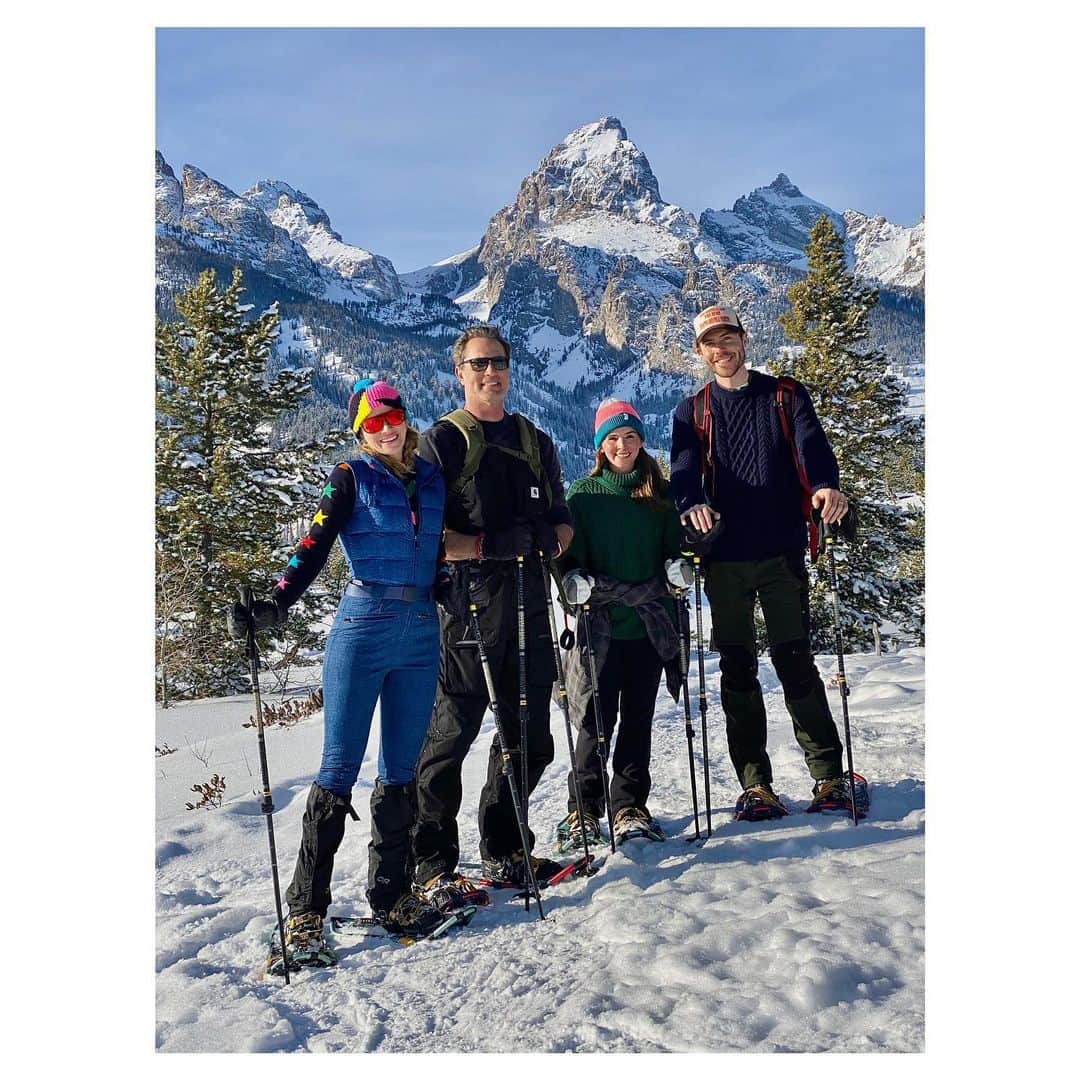 シャンテル・ヴァンサンテンのインスタグラム：「What an ABSOLUTELY awesome day... trying something new, being out in nature, exploring with my best friends and taking in the beauty created around us. This took my breath away... the view... and the snowshoeing! Happy 2021!」