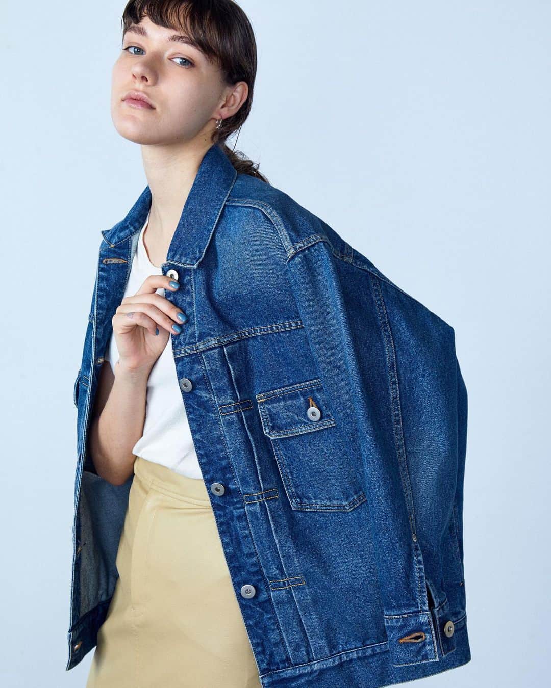 のインスタグラム：「. -New Arrival- ㅤㅤㅤㅤㅤㅤㅤㅤㅤㅤㅤㅤㅤ ㅤㅤㅤㅤㅤㅤㅤㅤㅤㅤㅤㅤㅤㅤㅤㅤㅤㅤㅤㅤㅤㅤㅤㅤㅤㅤ ▶︎TOPS 【AMERICAN RAG CIE / アメリカンラグシー 】 Women's ルーズフィットデニムジャケット ¥ 35,000(＋tax）  デニム、ミリタリー、ワークなどのアイテムが得意なジョンブルとコラボレーションしたデニムジャケット。 オーバーサイズのボーイズ風が特徴の、クラシックなデニムジャケット。オーセンティックな風合いを出すためにコットン１００％のヘビーオンスのデニムを使用しています。  ドロップした肩やゆとりが生みだす丸みのある形が女性らしさもあり、スタンダードなデザインながらバランスよくデフォルメしたリラックスシルエットが素敵です。 オーバーサイズで肩を抜いて、リラックスした雰囲気で着ていただけます。柄のワンピースやスカートなど、 フェミニンなアイテムを程よく着崩すプラス一点としても重宝します。  #アメリカンラグシー  #americanragcie」