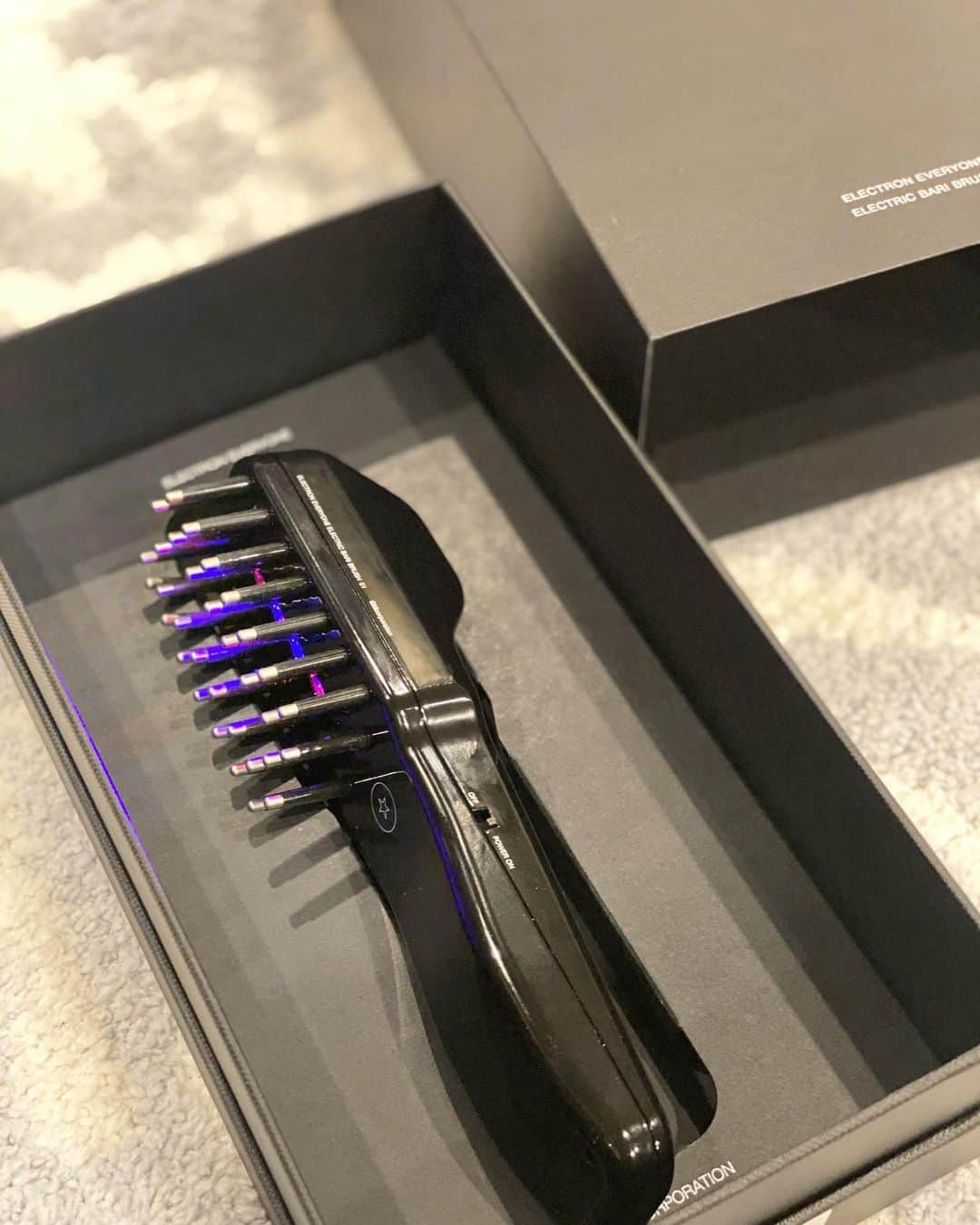 のインスタグラム：「#電気バリブラシ  使うと顔がシュッと引き上がって感動〜🥰 小顔や美肌には頭皮の柔らかさや健康が不可欠だと知り、気になってた電気バリブラシ。 使い続けてまた報告します🐮  #デンキバリブラシ #濡らして使わないと激痛😂 #美容好きな人と繋がりたい #美容 #小顔」