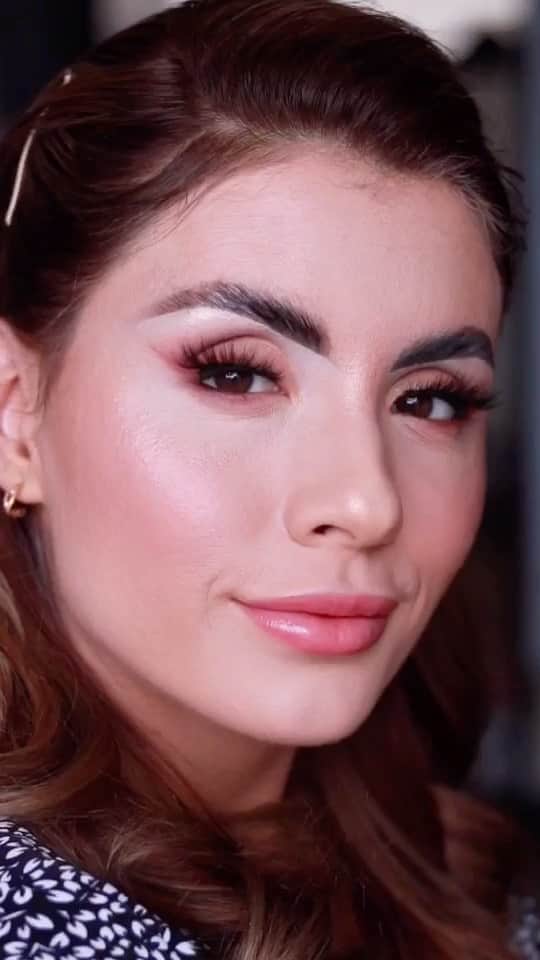 Too Facedのインスタグラム：「2021 looks good on you, @caro_losada 😍 Comment your FAVE part of this look via emoji!⁣ ⁣ 🔥Light My Fire Mini Palette⁣ 🖤 Better Than Sex Faux Mink Lashes Drama Queen⁣ ✨ Killer Liner shades Gingerbread & Black ⁣ 💖 Peach Bloom Lip & Cheek Tint in Peach Glow⁣ 💋 Peach Bloom Lip Balm in Peach Punch⁣ #regram #toofacedambassador #toofaced」