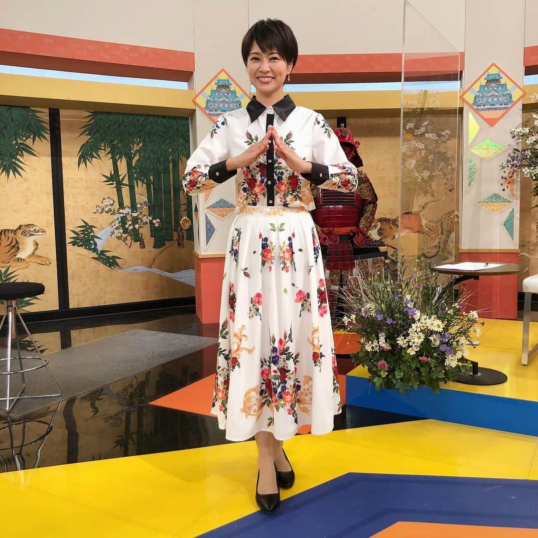 村井美樹さんのインスタグラム写真 - (村井美樹Instagram)「明日1月3日、NHK総合で21時から「日本最強の城スペシャル7」に出演します🏯 ✨選りすぐりの名城をピックアップ、驚きの秘密をご紹介しますよー！😆 . 今回取り上げるお城は、和歌山城、福山城、小諸城、根城、熊本城、金山城！それぞれに魅力たっぷりですが、どのお城が「日本最強の城」に選ばれるのでしょうか？ぜひご覧ください😊💕 . 衣装は @wildlily_daikanyama の華やかなセットアップです。いつもありがとうございます✨ . #nhk #日本最強の城 #和歌城 #福山城 #小諸城 #根城 #熊本城 #金山城  #恵俊彰 さん  #赤木野々花 さん　#高橋英樹 さん　#春風亭昇太 さん　#千田嘉博 さん　#村井美樹」1月2日 15時22分 - miki_murai_