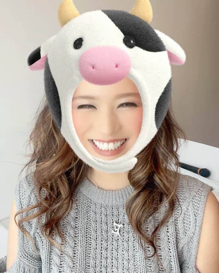 彩希エリナのインスタグラム：「皆さん明けましておめでとうございます🎍🎈✨2021年幕開けパチパチ👏 #ahappynewyear #newyear #2021 #謹賀新年 #お正月 #年明け #丑年 #新年のご挨拶 #皆さん今年もよろしくね #🐮」