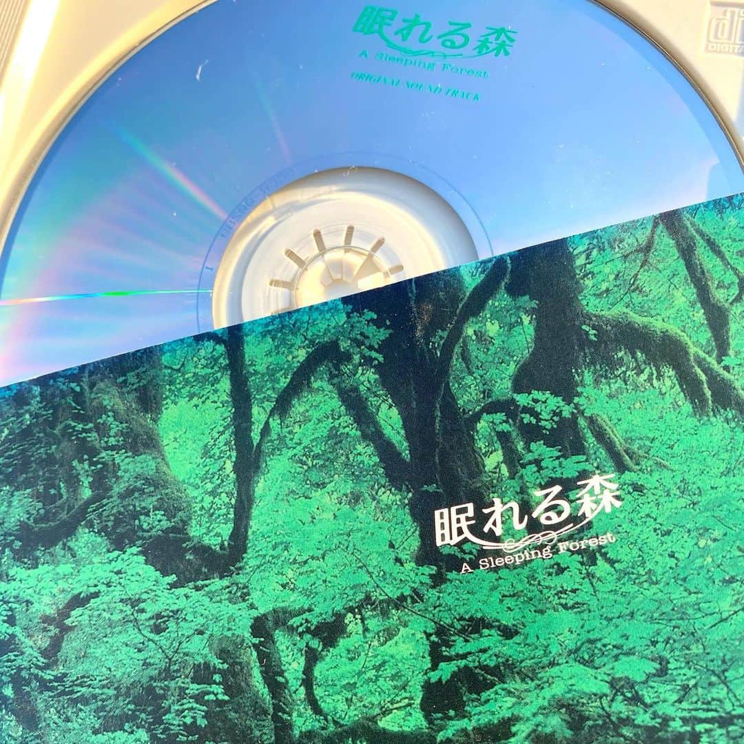 Shinnosukeさんのインスタグラム写真 - (ShinnosukeInstagram)「昨年末のラジオ放送で話したドラマ「眠れる森」のサントラが届いてたので鑑賞。懐かしすぎる！このサントラ本当にオススメです。村山達哉さん作の「黒の慟哭」は神曲すぎる。このアルバムのストリングスは落合さんと金原さんだったんですねー。どうりで素晴らしい！！  #cd #soundtrack #眠れる森」1月2日 15時33分 - shinscapade