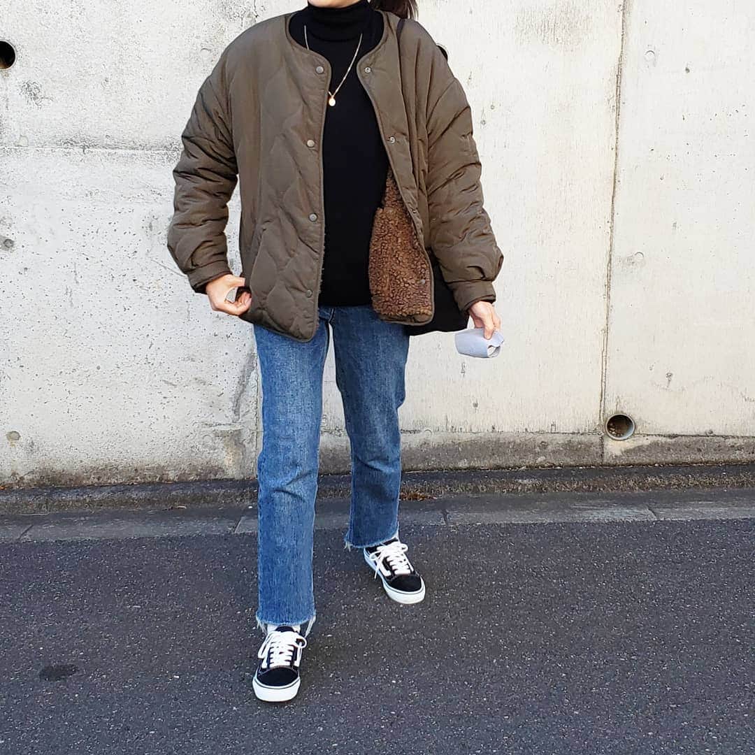 のインスタグラム：「* あけましておめでとうございます🎍 * 2021年、どんな年になるのかな まだまだ不安な世の中。 自分にできることを考えて、1日1日を大切にして生きていきたい。 そして、物欲に負けすぎず、我慢しすぎず、いいバランスで買い物をして、大好きな洋服を着ていたい、、 * 今年もどうぞよろしくお願いします✨ *  アウター、トップス、デニム:#zara シューズ:#vans#oldskool ネックレス:#journalstandardrelume * #ootd#outfit#fashion#coordinate#casual#キルティングジャケット#タートルネッ#全身ザラ#ザラジョ#ザラコーデ #オールドスクール#コインネックレス#ジャーナルスタンダードレリューム#カジュアル#カジュアルコーデ#休日コーデ#着回しコーデ#今日の服」