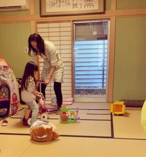 日高薫のインスタグラム：「明けましておめでとうございます🥰 🌅🎍  今年もどうぞ宜しくお願いします💗　  皆様にとって素晴らしい一年になりますように😌💓  #ahappynewyear #2021 #大好きな海老沢山😍#婦人画報のおせち #娘ちゃん #4歳 #笑顔いっぱいの一年になりますように」
