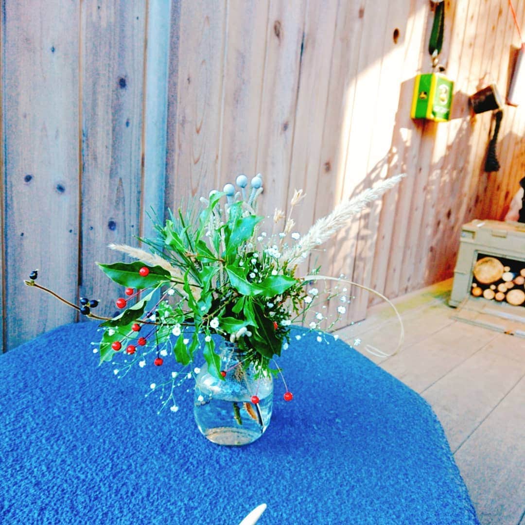 富永美樹さんのインスタグラム写真 - (富永美樹Instagram)「#手間ひまって楽しい …ある#ハウスメーカー の#cm で#長澤まさみ さんが仰ってました 😁 最近ちょっと#共感 です   #森暮らし #お正月  #生け花 してみました #お正月飾り の代わり #シルバーの実 と#かすみそう 以外は #森 と#庭 で#物色 😁 #りんごジュースのビン に   最後は#美味しい富士山 笑 #とらや #ようかん #四季の富士 #冬 #和菓子   #おうち時間  #箱根駅伝の実況にたまにウルッとなった #大学生頑張れ #stayhome中」1月2日 15時29分 - miki.tominaga.official
