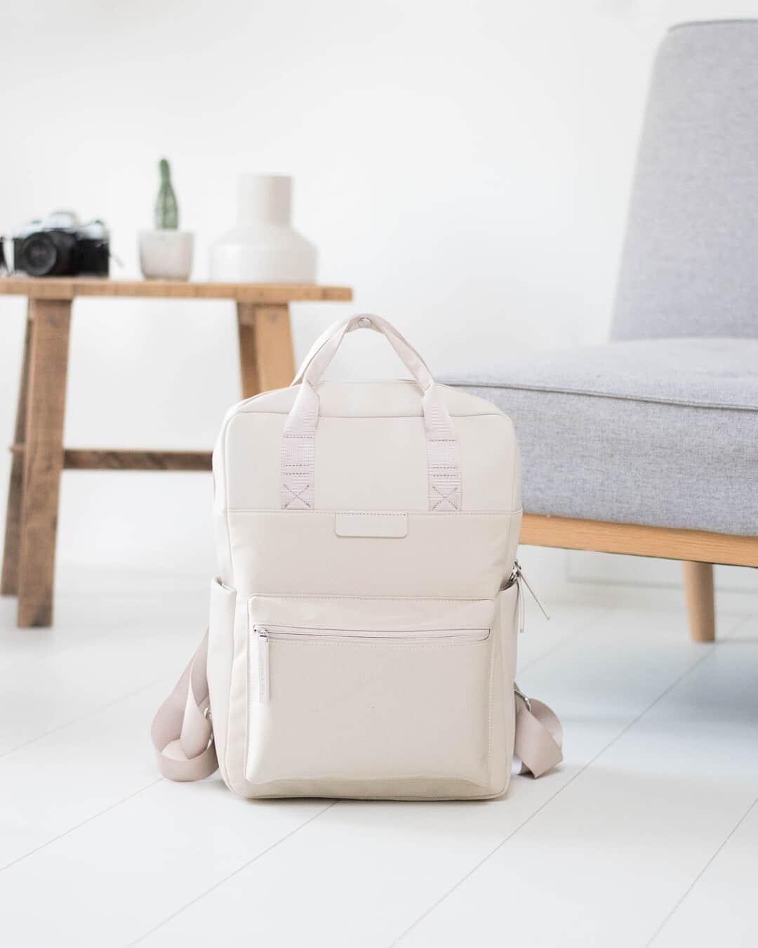 Kapten & Sonさんのインスタグラム写真 - (Kapten & SonInstagram)「Patiently waiting for the next adventure: our minimalistic backpack Bergen "Sandstone". 🤩 Also fits perfect as a beautiful interior piece, isn't it? 😉 @het_manneninterieur #bekapten #kaptenandson⁠ .⁠ .⁠ .⁠ #backpack #interior #home #scandinavianinterior #bergen #accessoire #beige #white #casual #outfit #fashion #style #inspiration」1月2日 15時30分 - kaptenandson