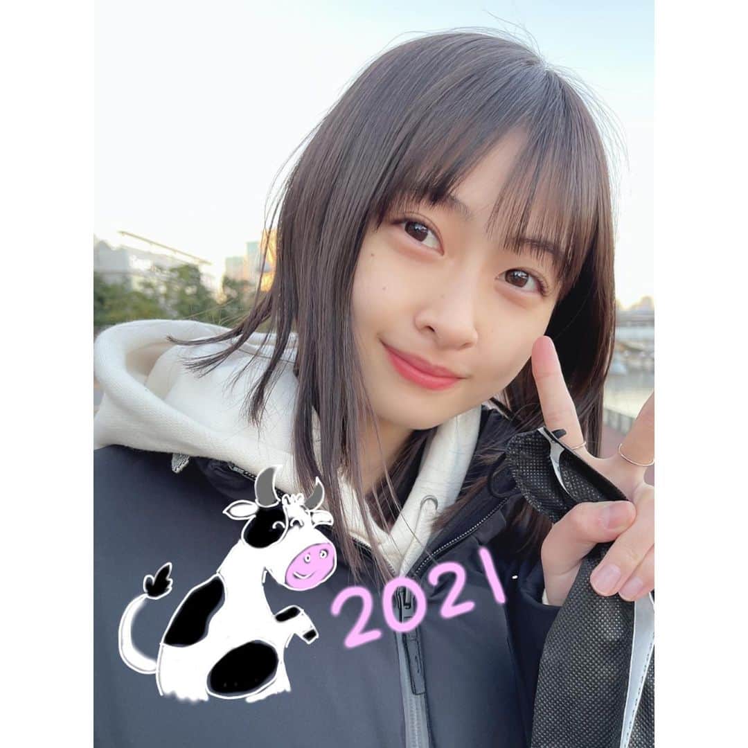 松岡はなのインスタグラム：「2021年もどうぞ宜しくお願いします🐮🎍」