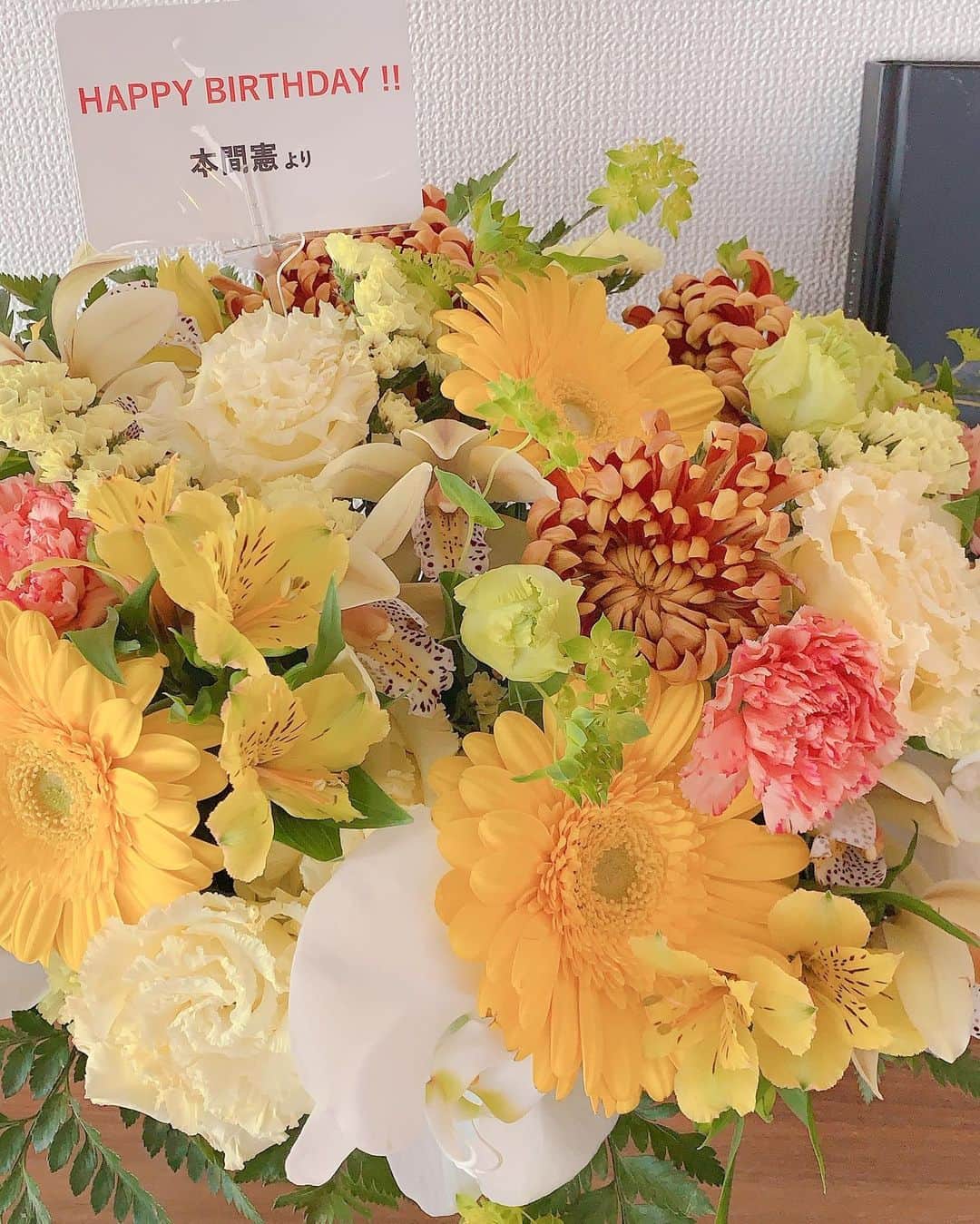 吉村美紀のインスタグラム：「誕生日に素敵なプレゼントが届きました！ 毎年素敵なお花送ってくれて嬉しいです^_^ 社長ありがとーー❤️  #誕生日プレゼント #Happy #いくつになっても嬉しいな」