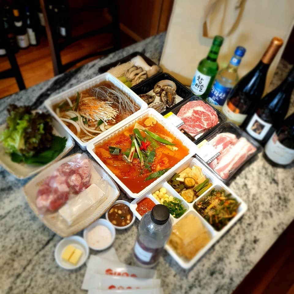 パク・ソングァンのインスタグラム：「## 진짜 #내돈내산 #광고 아님❌ 좋은 정보는 나누쟈!!  #소상공인 께는 조금이나마 도움이  되고👍🏻 팔로워들께는 좋은 정보~!! 가 되길 바래요.😉  사진에 나오는 세트~ #불고기 에 #김치찌개 까지 #소주 가 2000원 #무료퀵 퀵비를 받지 않습니다. (단,서울 도심권)  대박이에요.  #서울안심축산  #서울안심축산마포  여긴 고기도 맛있고 너무 좋아서  자주 가는 곳인데 이런 좋은 일을  모두에게 좋은 정보가 되었길 바라며.」