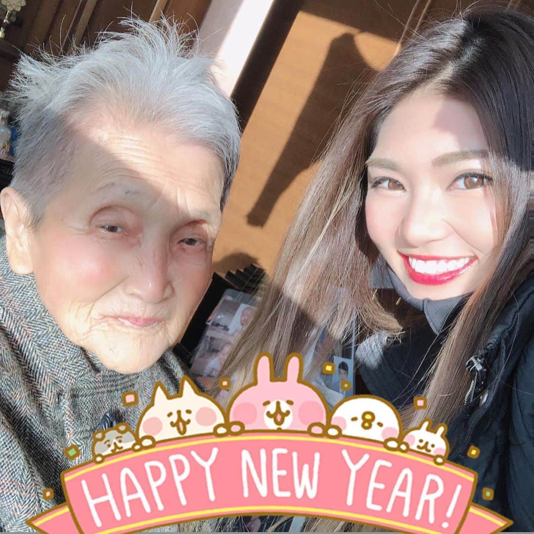 YOCHIのインスタグラム：「. with my grandma 👵  . 先月会った時より 元気なっててよかった🥰🥰 今年90歳のおばあちゃん、 10年日記買ったらしい❤️❤️ 100歳まで元気でいてね😊💖 . . 2枚目はおじいちゃんが 生きてた頃に朝よく一緒に 散歩した大和川✨ . . こうして大切な家族と 2021年迎えられて 幸せ☺️💓 #おばあちゃんと孫#家族団欒」