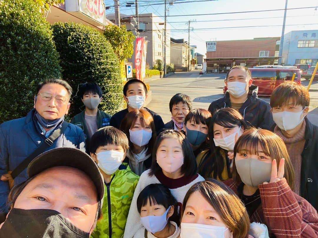DJ ATSUのインスタグラム：「明けましておめでとうございます！﻿ 本年も宜しくお願い致します。﻿ ﻿ 昨年は大きな変化のあった方も多かったかと思いますが、何よりもまずは健康にお過ごし下さいませ。﻿ ﻿ 大厄だと言うと「あー…」なんて言われますが(笑) 昨年は自分にとってはとても良い年で忘れられない年になりました。﻿ また改めて、周りの方に恵まれていることも感じられる機会にもなりました。﻿ 本当にありがとうございます。﻿ ﻿ 今年は特に自分よりも人の為に、何か少しでも返せたらと思います。﻿ ﻿ ﻿ あ。写真は、新年の家族写真。﻿ 2枚目は、もう二十歳を超えた姪っ子が撮ってくれました。」