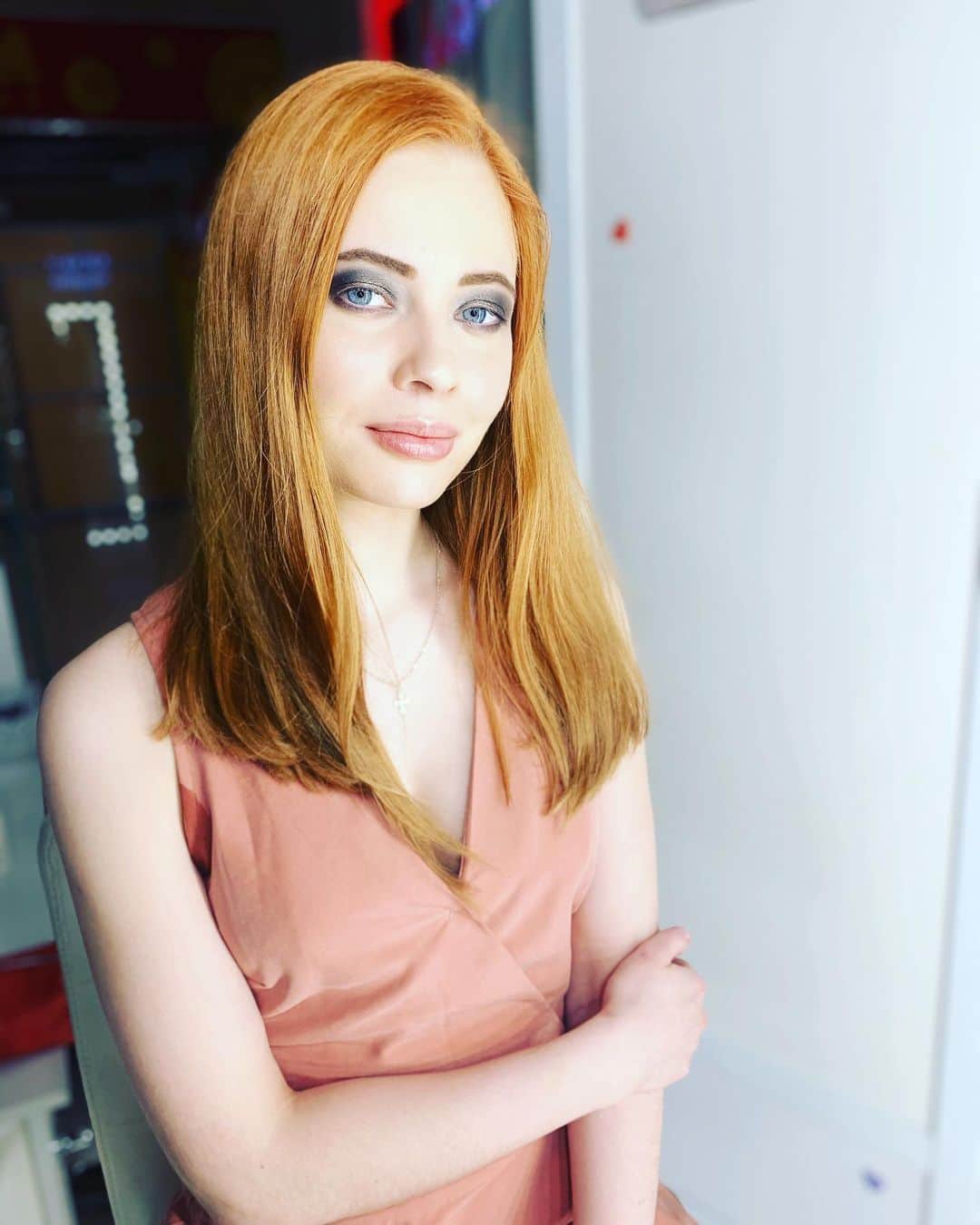araks__studioさんのインスタグラム写真 - (araks__studioInstagram)「С Новым 2 0 2 1 годом мои дорогие 🎄🎉всего самого доброго и лучшего в новом году 🍾🎄🙏 ⠀ С сегодняшнего дня моя студия работает в обычном режиме с 10:00-22:00🤗. Всем самого лучшего дня и жду в гости 😍. Делюсь с вами новогодним макияжем от меня 🤗Всегда приятно , когда выбирают тебя 🔥#araksstudio#araks#блогер#макияж#визажист#брови#студиякрасоты#новыйгод2021」1月2日 15時51分 - araks__studio