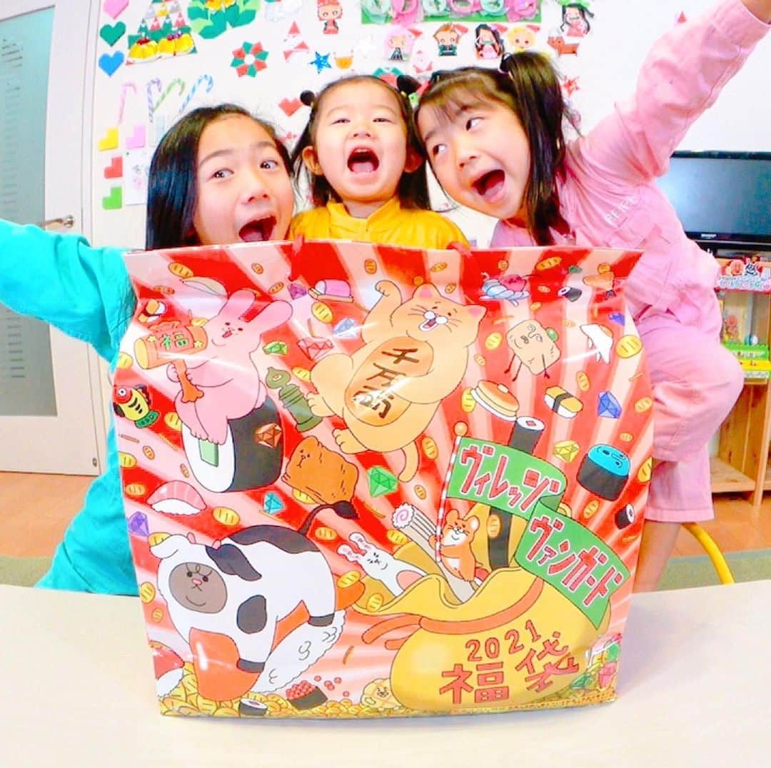 れのれらTVのインスタグラム：「＊-＊-＊-＊-＊-＊-＊-＊-＊-＊-＊-＊ ・ 【福袋】 ・ ・ 今年の福袋はヴィレヴァン一択😍❣️ ・ ヴィレヴァンらしい楽しいグッズがいっぱいだったのですが🤩 え❓こんなとこにこんなのが⁉️ という商品が😳 ・ 【福袋】ヴィレヴァンの福袋に驚愕！！こんなルームウェア見たことない！？【#1605】 https://youtu.be/BWl-ylRdUTA ・ ・ #れのれらtv #福袋 #3姉妹 #福袋2021 #れのれら #ヴィレヴァン #娘 #家族 #親バカ部 #ヴィレヴァン福袋 #ヴィレッジヴァンガード #イラストグラム #youtuber #牛 #丑年  ・ ＊-＊-＊-＊-＊-＊-＊-＊-＊-＊-＊-＊」