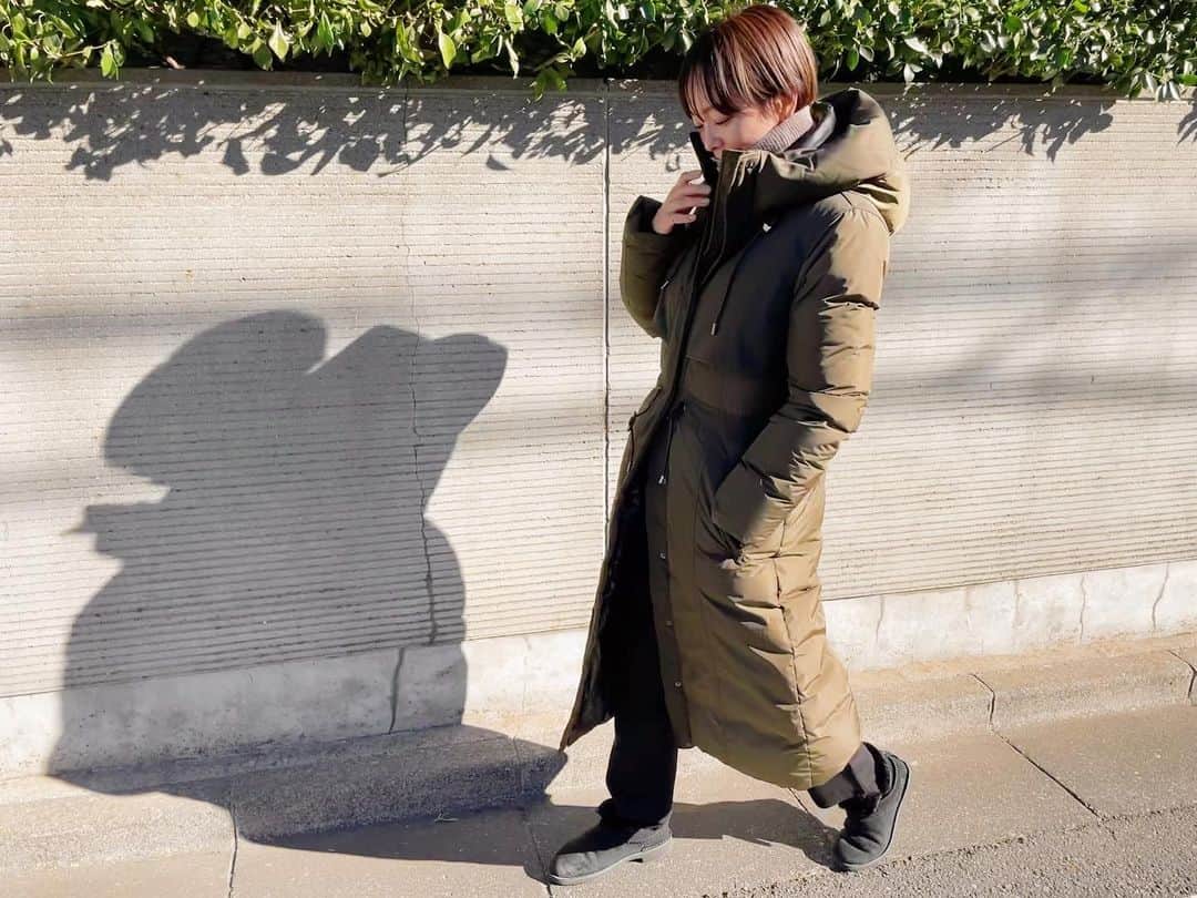 EMIのインスタグラム：「⭐︎ 今年はアウターに カナダ生まれNY育ちの @mackage のダウンを選びました♡ 防寒だけじゃなくアウトドア仕様の高機能！ 伸縮性が高く『着膨れしないシルエット』が嬉しい☺︎ 公園時間も母は寒し… だったけど今年はこれでへっちゃらだ👍🏻✨ #mackage #ダウンコート #私服」