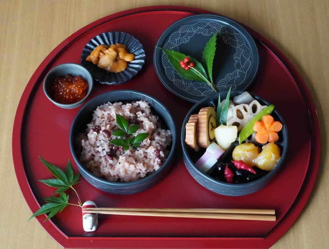 坂元美香さんのインスタグラム写真 - (坂元美香Instagram)「元旦に食べた 手作りおせち料理  宣言してた、好きなものしか入れない なんちゃっておせち料理です。 これで一人分。 お赤飯は土鍋で炊きました。  あぁ✨見れば見るほど この有田焼の二段重は買ってよかった！！ @24to3   チョロギって関東以外では そんなに見ないかな？ 子供の頃から大好きで、妹と 「赤いマキ◯ソ💩」と呼んでました🤣 なんてお下品な子どもたちだこと🤭 お正月はチョロギ食べないと始まらない笑  全部美味しかったので また来年も作りたいと思った！ やっぱり手作りは最高だね！  今年もおうちごはん楽しみたいと思います☺️  #おせち料理 #手作りおせち #おせち #チョロギ #有田焼 #おうちごはん #手作り #坂元ごはん #osechi #SONYalpha7iii」1月2日 16時00分 - mika_saka