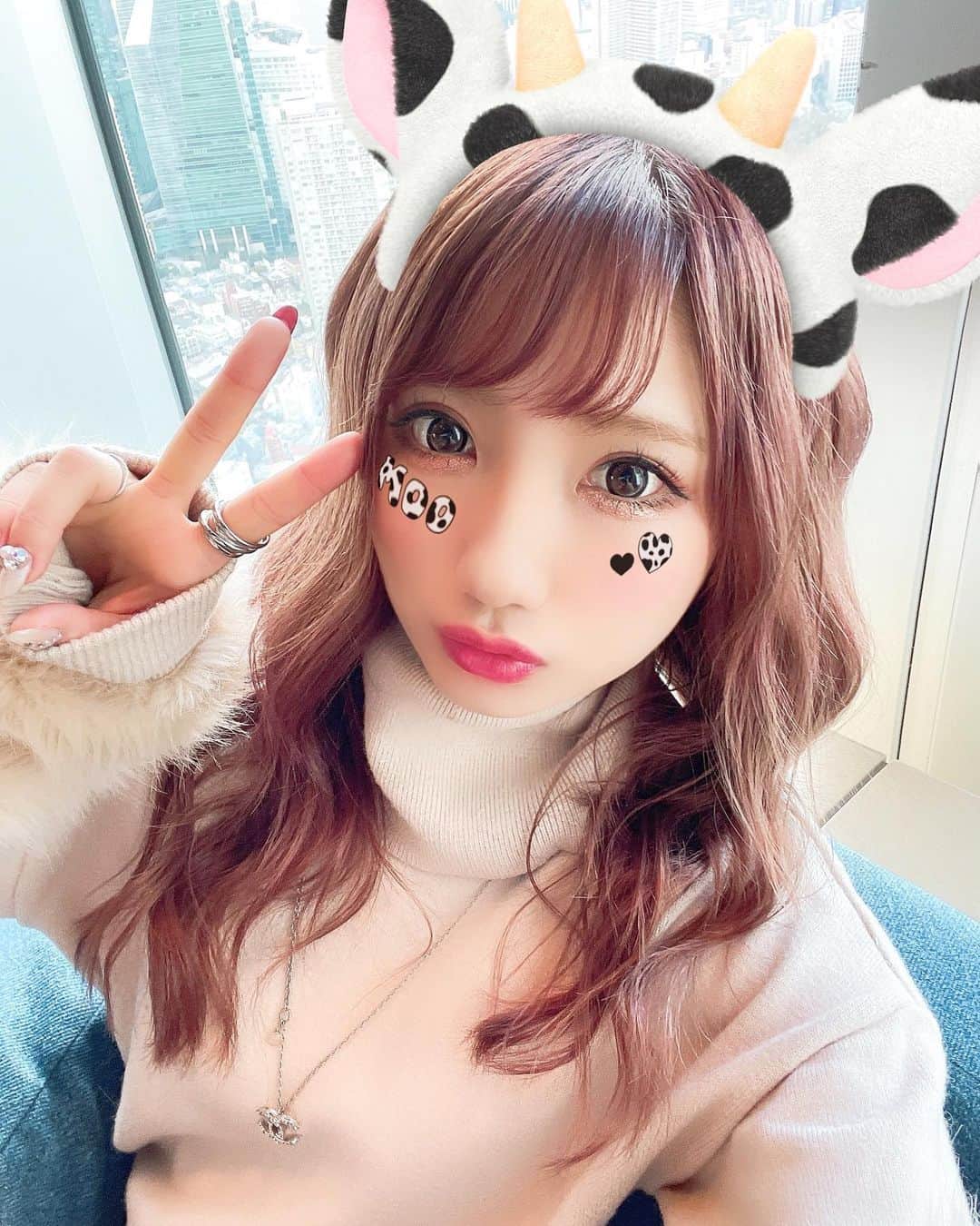のインスタグラム：「🐮💓🐮💓🐮💓 * 今年丑年かぁ🐮🎍 * 思えば去年わたし年女だったな🤔 * 丑スタンプかわええなぁ🐮🎍 * みなさん三ヶ日はどうお過ごしですか？？ わたしはまだお雑煮が食べられてなくて かなちいなう。（笑） * * てかまた緊急事態宣言でるんかね…🥺🥺 * * * #2021 #2021年もよろしくお願いします  #丑年 #🐮 #丑年ネイル やりたい（笑） #初詣 #明治神宮 #ちょろっといってくる #過去pic #ふわふわコーデ #冬コーデ  #冬服コーデ #snow #自撮り部 #ビジョビ #カラコン #カラコン着画 #みんカラ #メイクアップ」