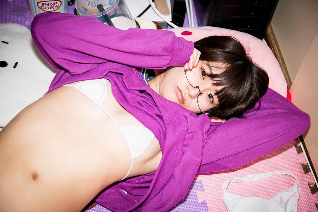 のインスタグラム：「自分の部屋(本当)でえっちな撮影した。  (2020.03発売) . 【DL】 https://fantia.jp/products/96711 . 【パッケージ】 https://fantia.jp/products/90943 . . . .  #来栖うさこ  #齧り付きたいお尻 #愛媛県産グラドル #グラドル #グラビア #ショートカット女子 #お尻 #model #cosplayer #水着 #ぷれでたーらっと #メガネ」